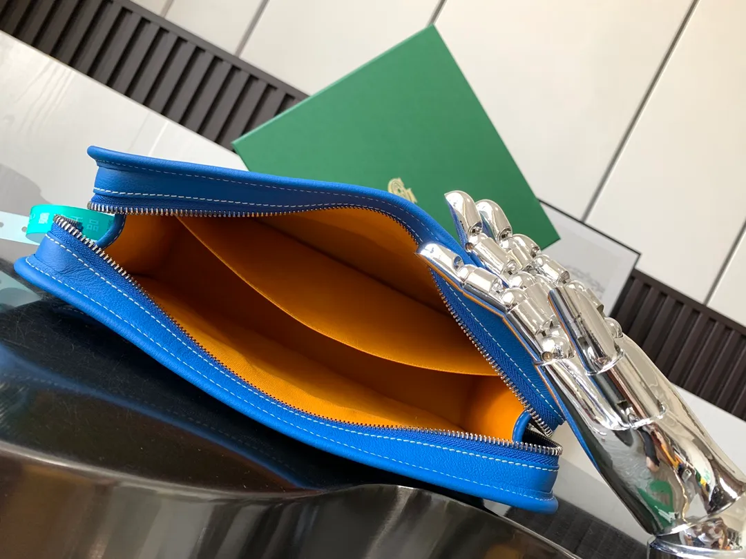 The P980 Jouvence Large Toiletries Bag is designed to be very practical, allowing the contents to be placed upright to avoid any spillage of liquids. Its waterproof cotton lining is easy to clean and you can hang it anywhere with its exterior hanging loop.   23 cm x 7.5 cm x 29.5 cm 🔎020206-Sky Blue