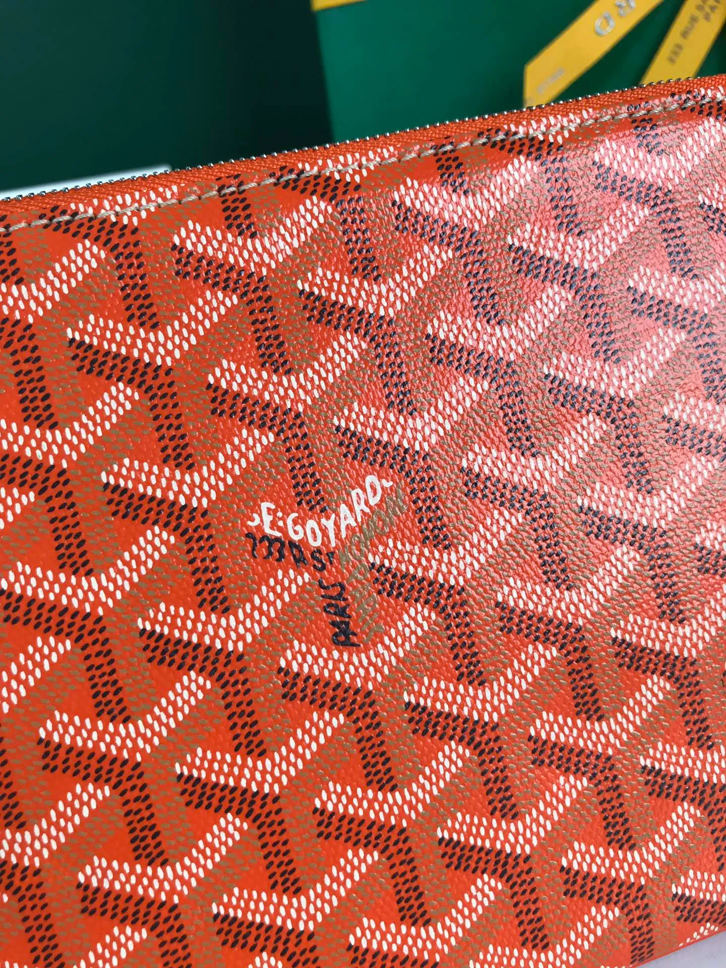 250❤️G0YARD (Goya) was founded in 1853 and has a history of more than 160 years. The fabric is woven with a mixture of linen, cotton and hemp fibers and then coated with smooth gum aldehyde. It is waterproof, strong and durable. It is highly favored by celebrities, royal families and nobles 👏🏻👏🏻 💍💍Vacuum electroplating hardware pull tag, inner mark leather tag car line outer ring pressing 㾗The effect can only be achieved by imported machines, update the latest practice of the counter. Small handbag size: 20*15cm 🔍020166
