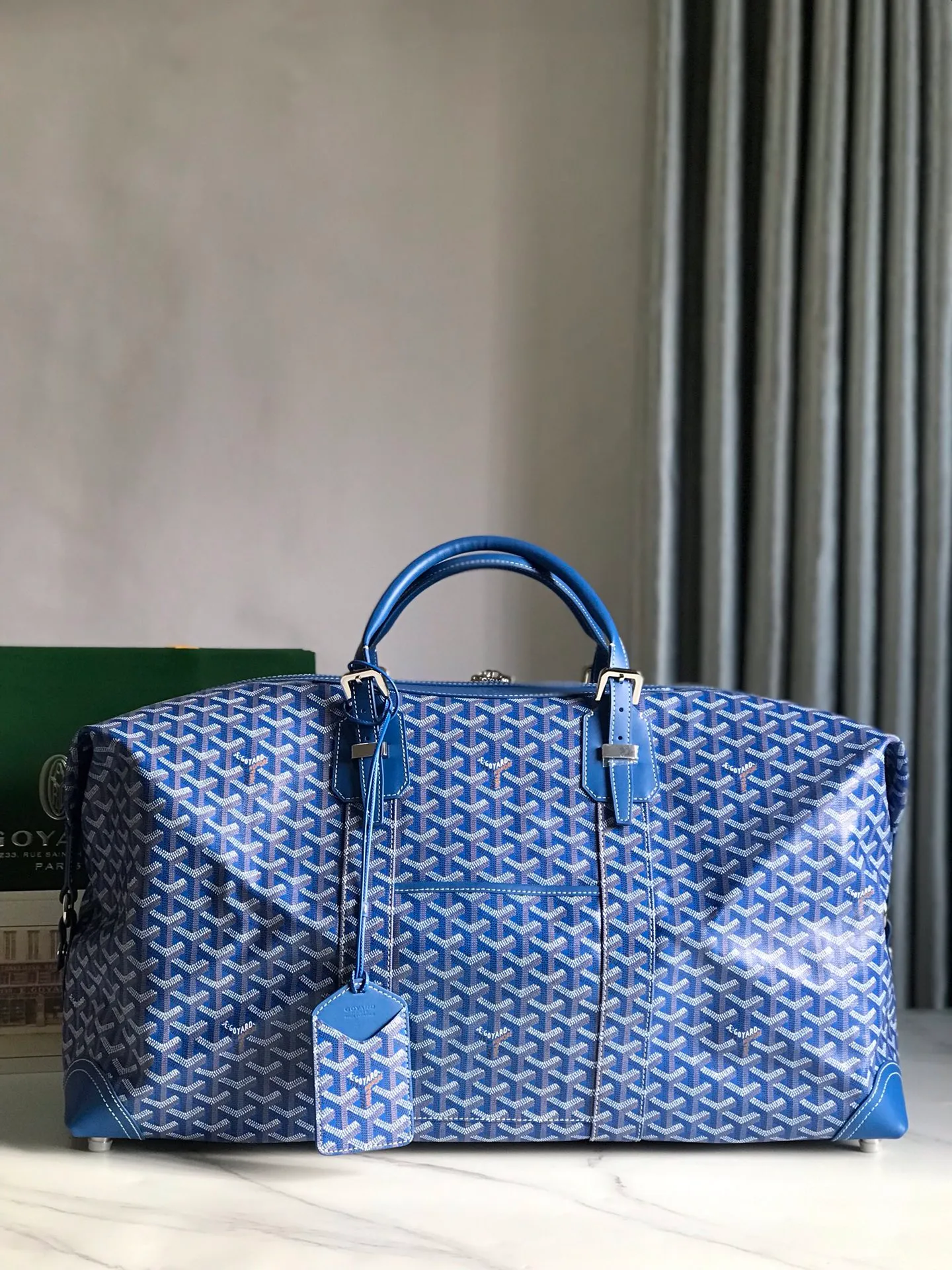 1250💝Boeing travel bag (length 55cm) is very suitable for friends who carry many items. It can be used in the cabin or as a luggage bag. The extra large capacity can hold all kinds of winter clothes, shoes, cosmetic bags... The handles made of first-layer cowhide ensure comfort when carrying, and the length is adjustable. Opening the side wings on both sides of the opening can increase the capacity. (Delivery tag) Size: 55cm x 32cm x 22cm 🔎020156