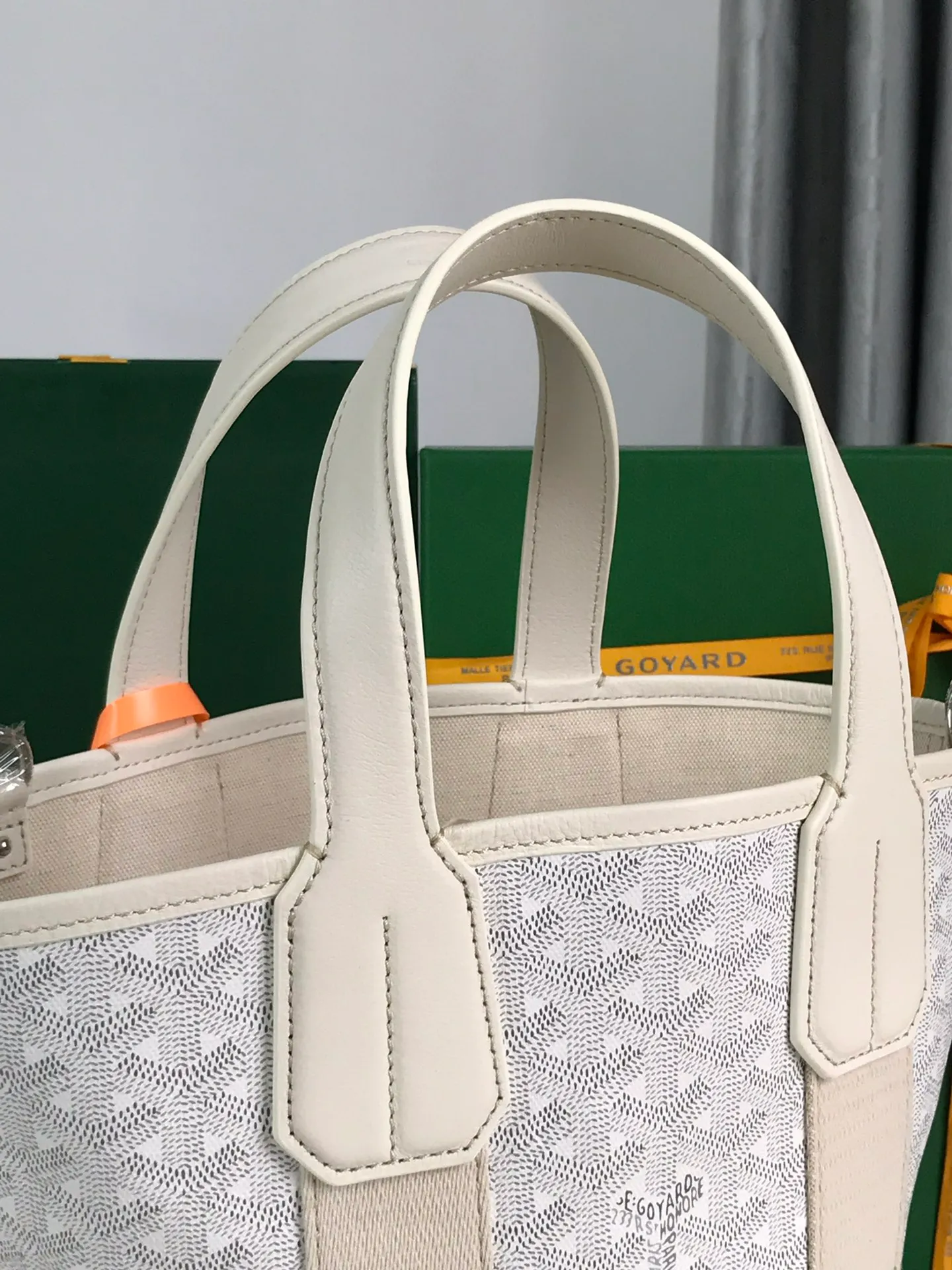 The 660💝BELHARRA small bag is the perfect companion for vacations in the sun. Its iconic bucket shape and large opening design make it easy to put in daily necessities. Whether on the beach or on the city road, this special edition bag can be easily carried by hand or carried on the shoulder. The calfskin leather shoulder strap is detachable. 11 classic colors are combined with two different hearts. The small love style makes the bag more unique and playful. The ribbon love style makes the bag more novel, soft and smart. Size: 18*14 (bottom width) *24 (height) 🔎120230