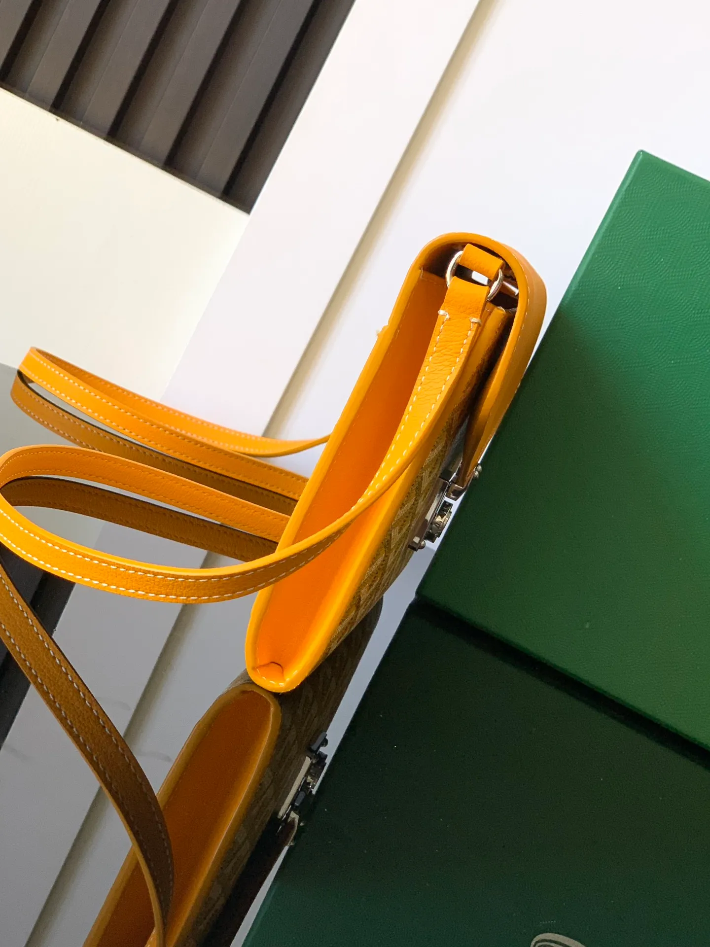 The design of the P1260 Chypre crossbody bag has the characteristics of a wallet and the concept of a handbag, which is both clever and practical. The bag has 6 card slots and a detachable and adjustable leather shoulder strap that can be worn on the shoulder, cross-body or hand-carried.  21 cm x 4 cm x 16 cm 🔎8063-yellow