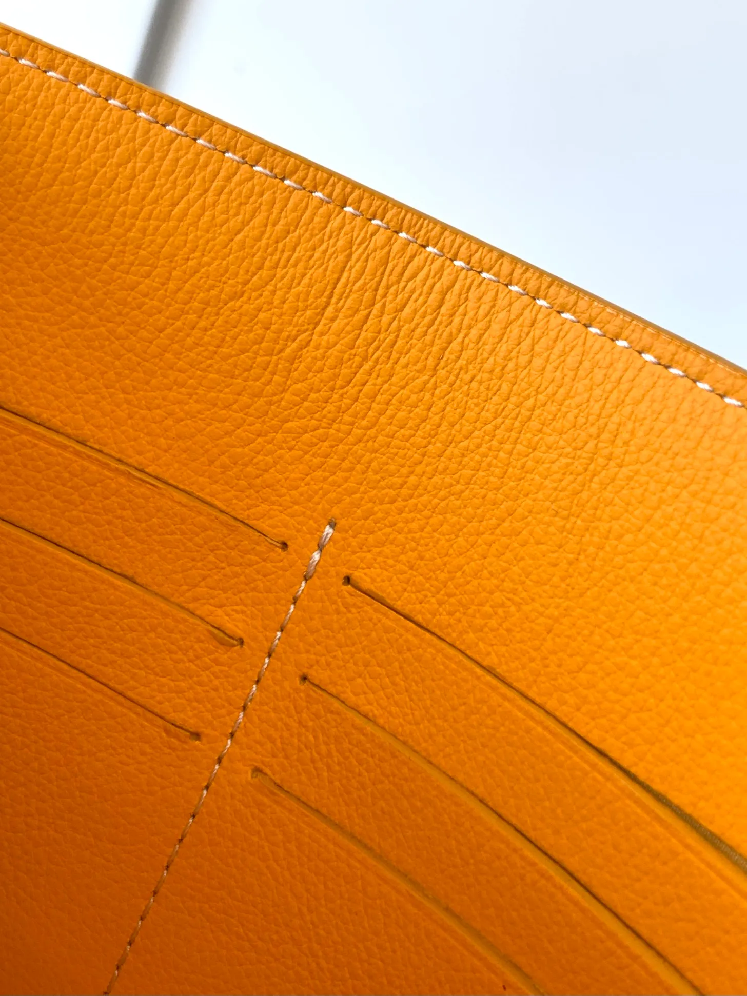 The design of the P1260 Chypre crossbody bag has the characteristics of a wallet and the concept of a handbag, which is both clever and practical. The bag has 6 card slots and a detachable and adjustable leather shoulder strap that can be worn on the shoulder, cross-body or hand-carried.  21 cm x 4 cm x 16 cm 🔎8063-yellow