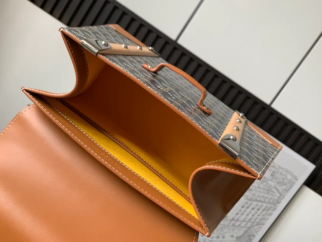 P1700 original Saïgon bag is one of the iconic items of the House of Goyard, embodying all the characteristic elements of the brand's box-making craftsmanship, such as wood, strips, leather corners and box-making nails. The Saigon Small Bag features a structured design and a removable shoulder strap for a chic and elegant look.  20 cm x 12 cm x 28 cm 🔎LAR 020186-Black/Brown