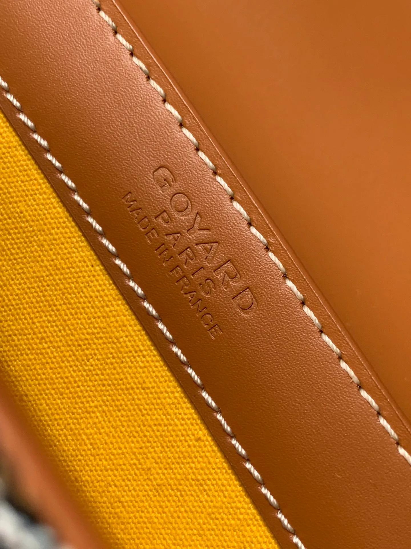 P1700 original Saïgon bag is one of the iconic items of the House of Goyard, embodying all the characteristic elements of the brand's box-making craftsmanship, such as wood, strips, leather corners and box-making nails. The Saigon Small Bag features a structured design and a removable shoulder strap for a chic and elegant look.  20 cm x 12 cm x 28 cm 🔎LAR 020186-Black/Brown