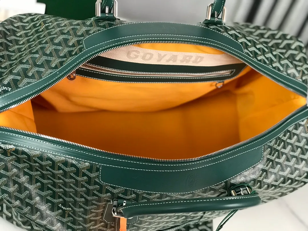 1250💝Boeing travel bag (length 55cm) is very suitable for friends who carry many items. It can be used in the cabin or as a luggage bag. The extra large capacity can hold all kinds of winter clothes, shoes, cosmetic bags... The handles made of first-layer cowhide ensure comfort when carrying, and the length is adjustable. Opening the side wings on both sides of the opening can increase the capacity. (Delivery tag) Size: 55cm x 32cm x 22cm 🔎020156