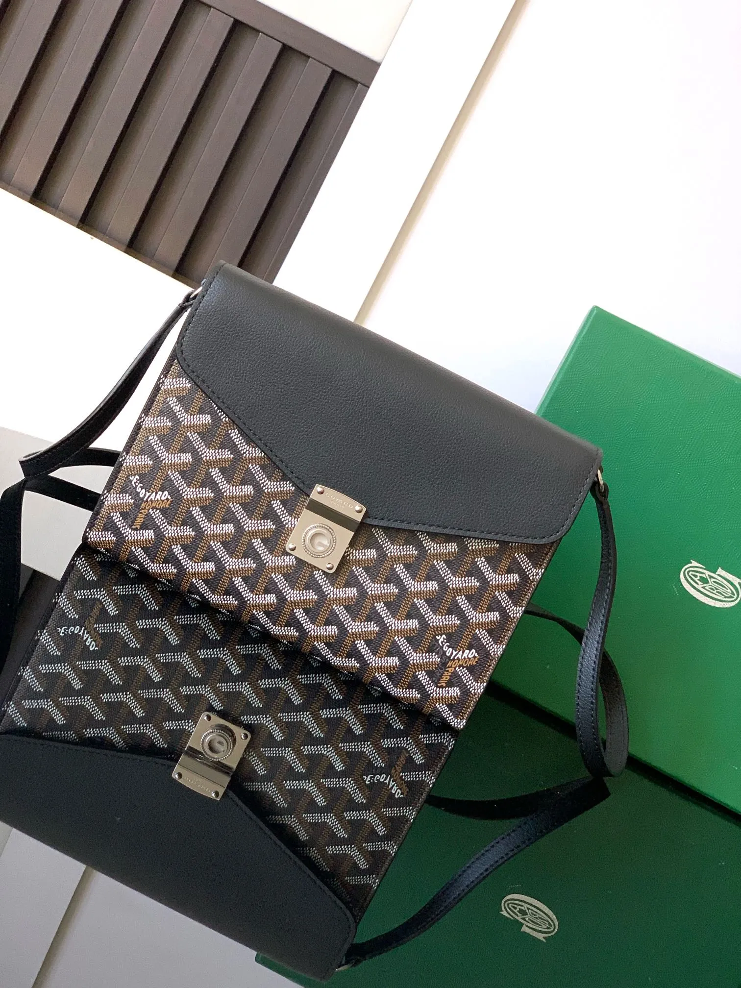 The design of the P1260 Chypre crossbody bag has the characteristics of a wallet and the concept of a handbag, which is both clever and practical. The bag has 6 card slots and a detachable and adjustable leather shoulder strap that can be worn on the shoulder, cross-body or hand-carried.  21 cm x 4 cm x 16 cm 🔎8063-Black