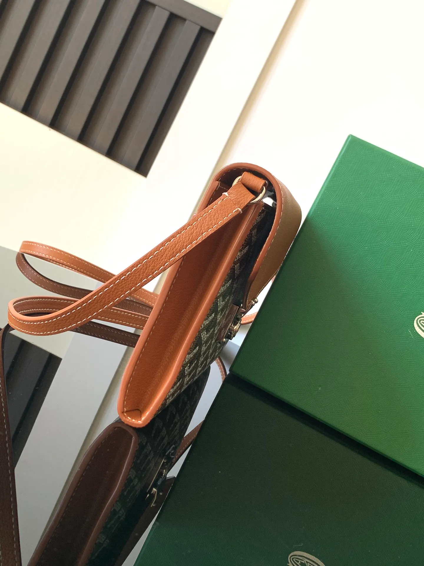 The design of the P1260 Chypre crossbody bag has the characteristics of a wallet and the concept of a handbag, which is both clever and practical. The bag has 6 card slots and a detachable and adjustable leather shoulder strap that can be worn on the shoulder, cross-body or hand-carried.  21 cm x 4 cm x 16 cm 🔎8063-Black·Brown