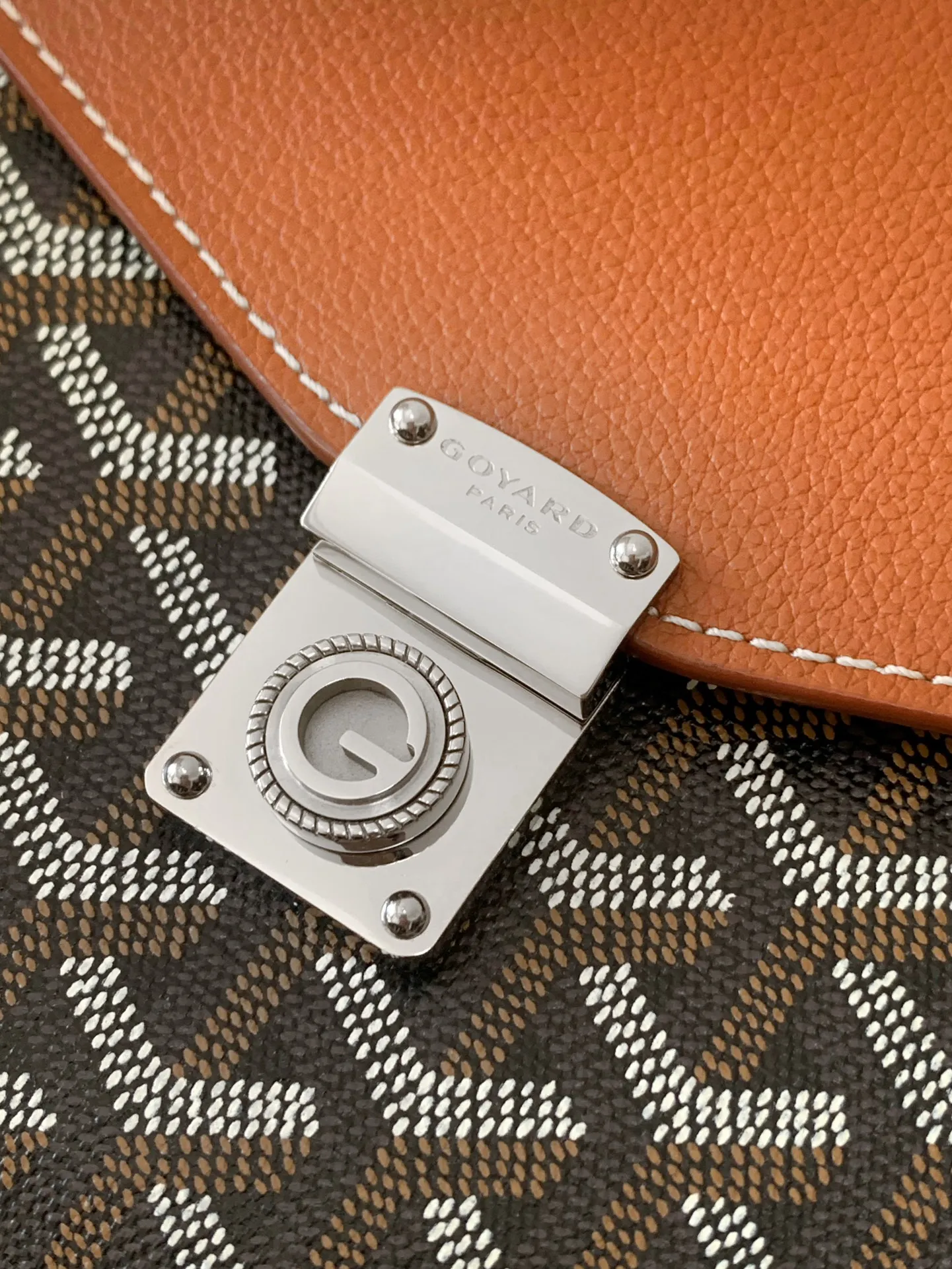 The design of the P1260 Chypre crossbody bag has the characteristics of a wallet and the concept of a handbag, which is both clever and practical. The bag has 6 card slots and a detachable and adjustable leather shoulder strap that can be worn on the shoulder, cross-body or hand-carried.  21 cm x 4 cm x 16 cm 🔎8063-Black·Brown