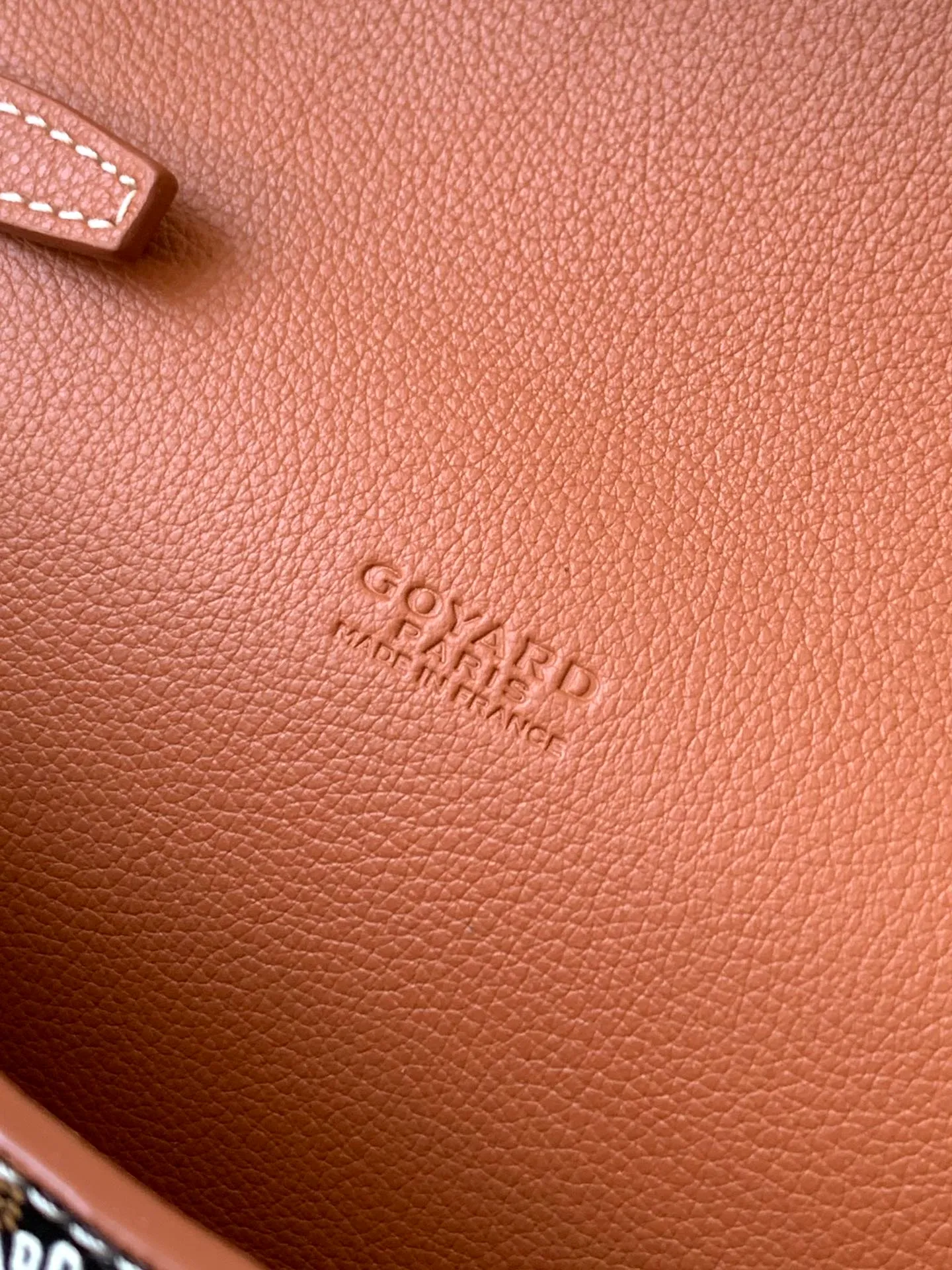 The design of the P1260 Chypre crossbody bag has the characteristics of a wallet and the concept of a handbag, which is both clever and practical. The bag has 6 card slots and a detachable and adjustable leather shoulder strap that can be worn on the shoulder, cross-body or hand-carried.  21 cm x 4 cm x 16 cm 🔎8063-Black·Brown