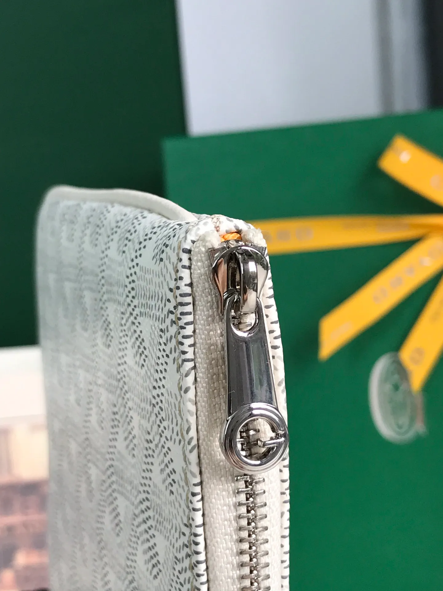 250❤️G0YARD (Goya) was founded in 1853 and has a history of more than 160 years. The fabric is woven with a mixture of linen, cotton and hemp fibers and then coated with smooth gum aldehyde. It is waterproof, strong and durable. It is highly favored by celebrities, royal families and nobles 👏🏻👏🏻 💍💍Vacuum electroplating hardware pull tag, inner mark leather tag car line outer ring pressing 㾗The effect can only be achieved by imported machines, update the latest practice of the counter. Small handbag size: 20*15cm 🔍020166