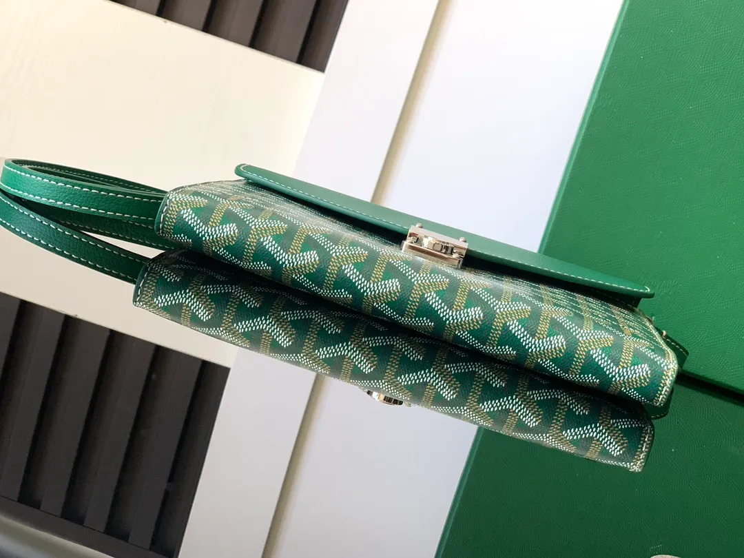 The design of the P1260 Chypre crossbody bag has the characteristics of a wallet and the concept of a handbag, which is both clever and practical. The bag has 6 card slots and a detachable and adjustable leather shoulder strap that can be worn on the shoulder, cross-body or hand-carried.  21 cm x 4 cm x 16 cm 🔎8063-Green