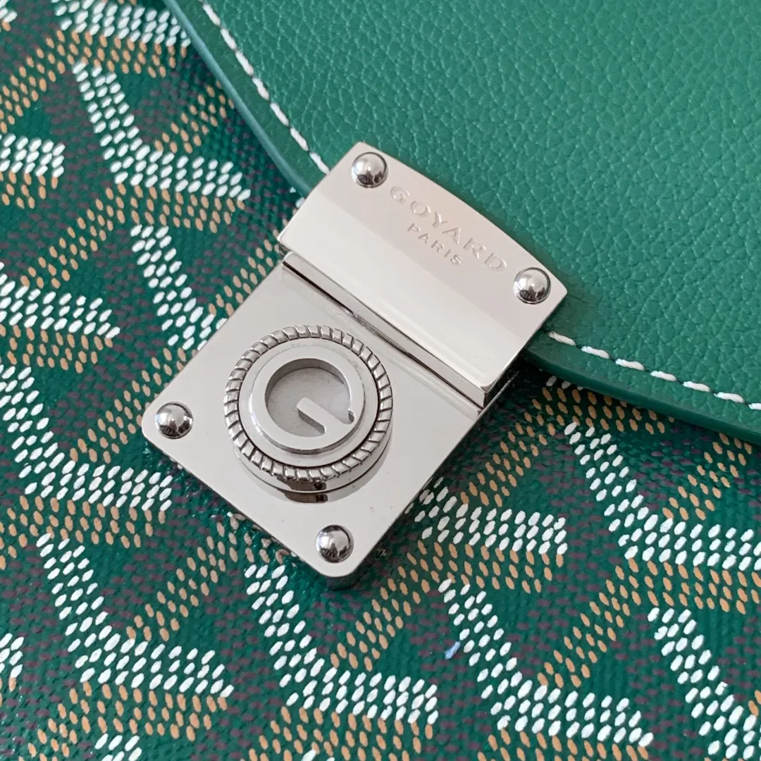 The design of the P1260 Chypre crossbody bag has the characteristics of a wallet and the concept of a handbag, which is both clever and practical. The bag has 6 card slots and a detachable and adjustable leather shoulder strap that can be worn on the shoulder, cross-body or hand-carried.  21 cm x 4 cm x 16 cm 🔎8063-Green