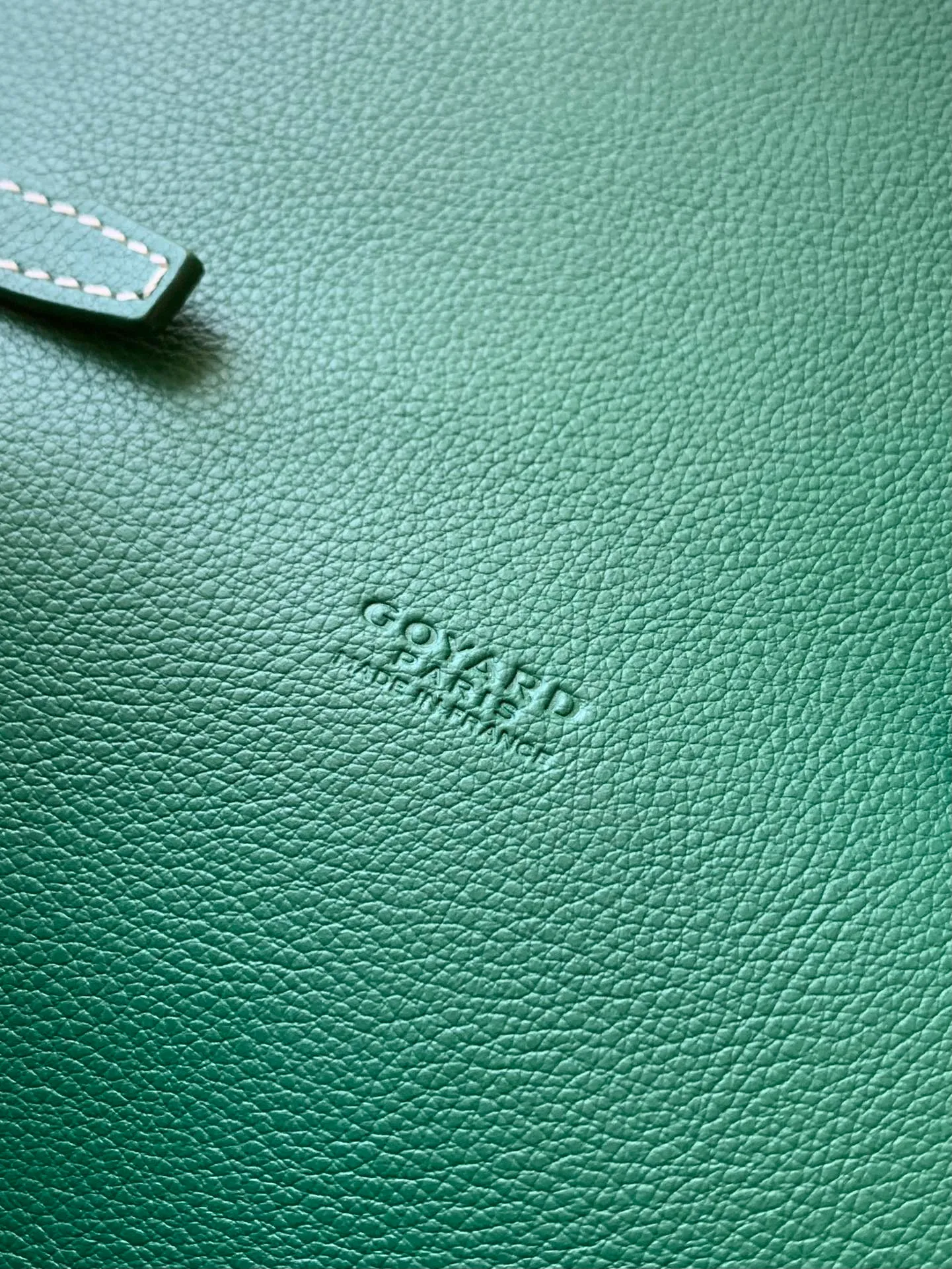 The design of the P1260 Chypre crossbody bag has the characteristics of a wallet and the concept of a handbag, which is both clever and practical. The bag has 6 card slots and a detachable and adjustable leather shoulder strap that can be worn on the shoulder, cross-body or hand-carried.  21 cm x 4 cm x 16 cm 🔎8063-Green