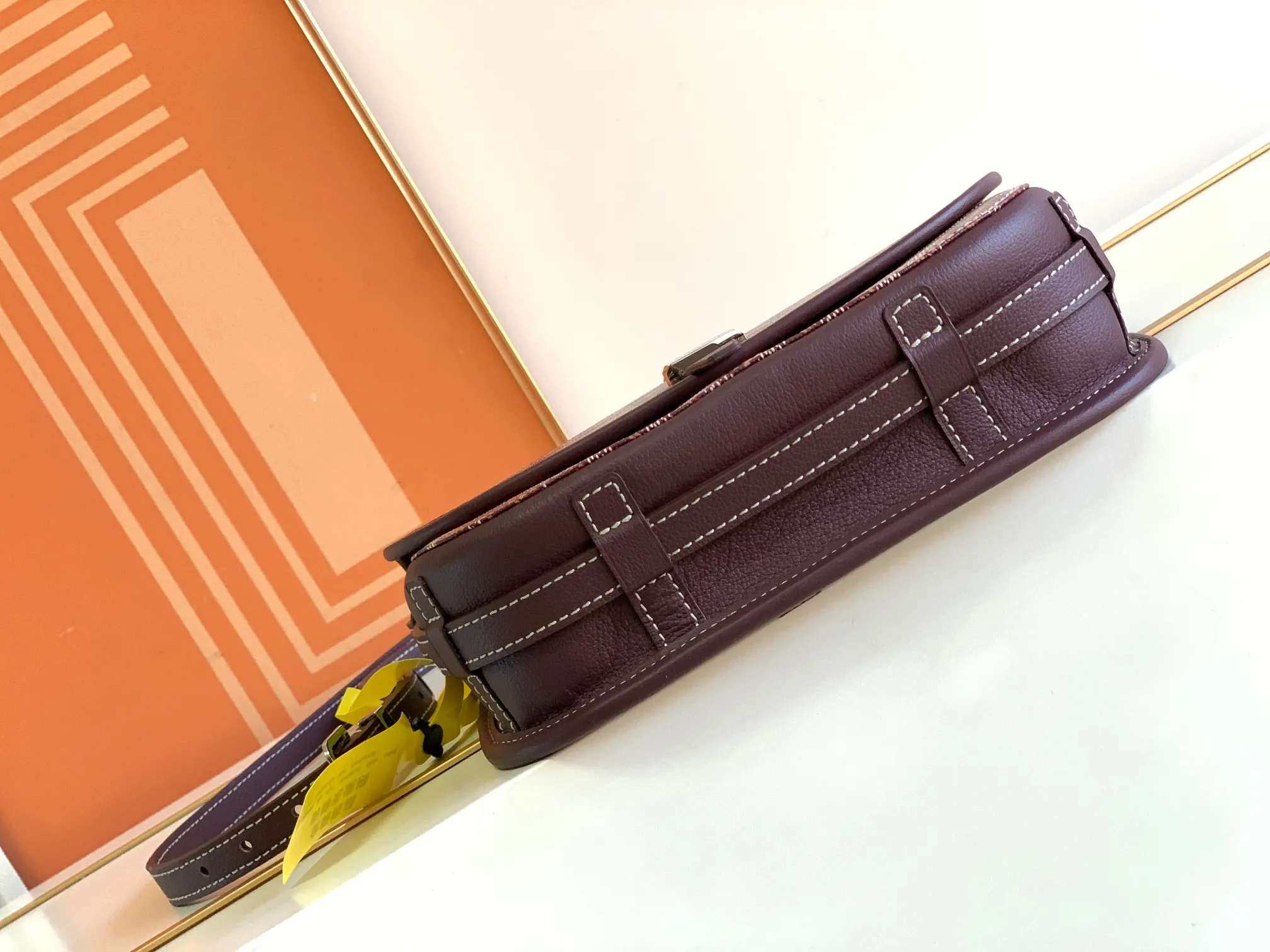 P1300🉐With packaging, the BELVÉDÉRE small bag is equipped with a smart shoulder strap and a secure closure system, suitable for various occasions, simple and elegant, lightweight and practical. Features multiple exterior and interior pockets to easily separate your belongings. Material: GOYARDINE canvas & DECIZE calf leather, detachable and adjustable shoulder strap, search code: 8016 pebbled pattern SIZE: size, weight: 16X7X22 (CM)