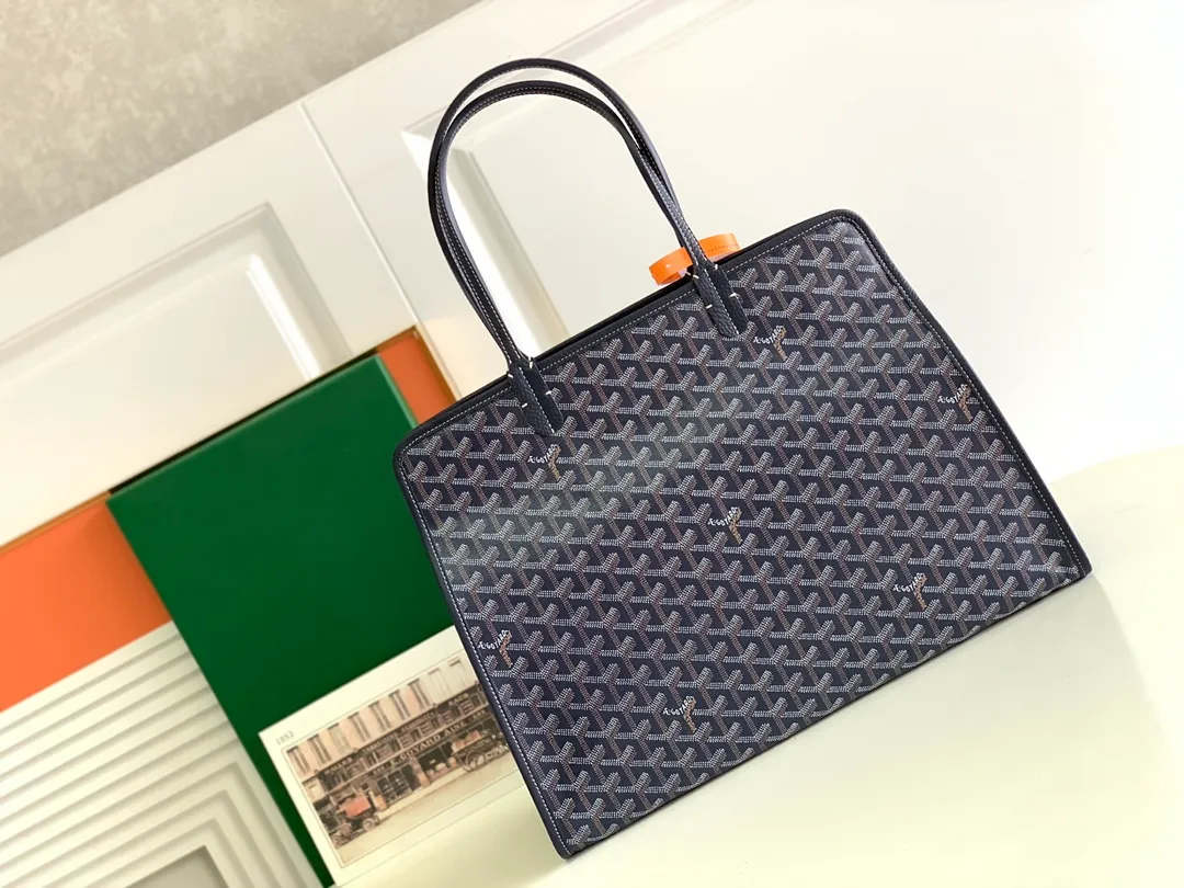P1700💝Hardy small commuter bag is back again Hardy bag has canceled the cat head design on one side of the old version and has been upgraded to become our daily portable commuter bag, full of French elegance and more ladylike. The zippered version is more secure and secretive, large capacity, light and foldable. It comes with a small purse inside, and the removable pad can maintain the bottom shape even if computer files are placed. It is the best choice for commuting or mommy bags. Size Size: 40cm×17cm×31cm 🔍020213