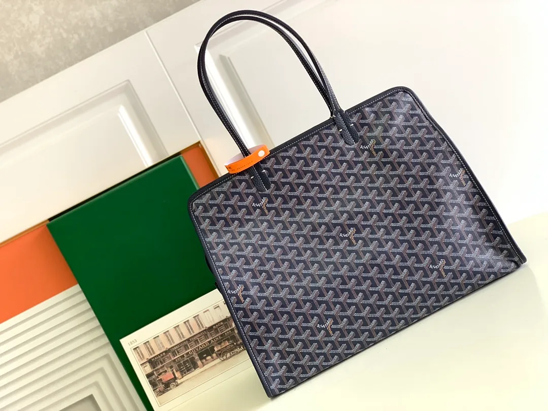 P1700💝Hardy small commuter bag is back again Hardy bag has canceled the cat head design on one side of the old version and has been upgraded to become our daily portable commuter bag, full of French elegance and more ladylike. The zippered version is more secure and secretive, large capacity, light and foldable. It comes with a small purse inside, and the removable pad can maintain the bottom shape even if computer files are placed. It is the best choice for commuting or mommy bags. Size Size: 40cm×17cm×31cm 🔍020213