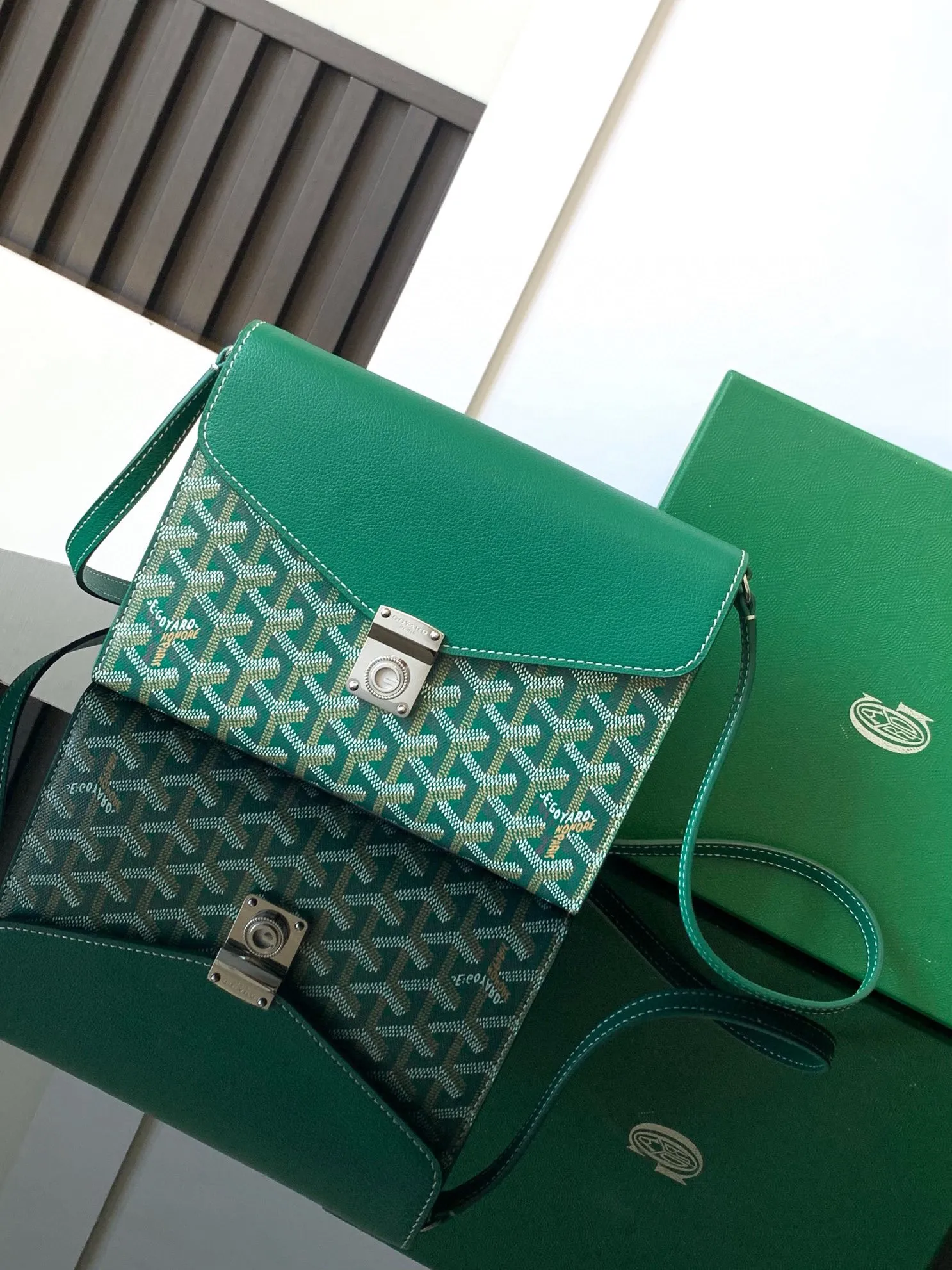 The design of the P1260 Chypre crossbody bag has the characteristics of a wallet and the concept of a handbag, which is both clever and practical. The bag has 6 card slots and a detachable and adjustable leather shoulder strap that can be worn on the shoulder, cross-body or hand-carried. 21 cm x 4 cm x 16 cm 🔎8063-Green