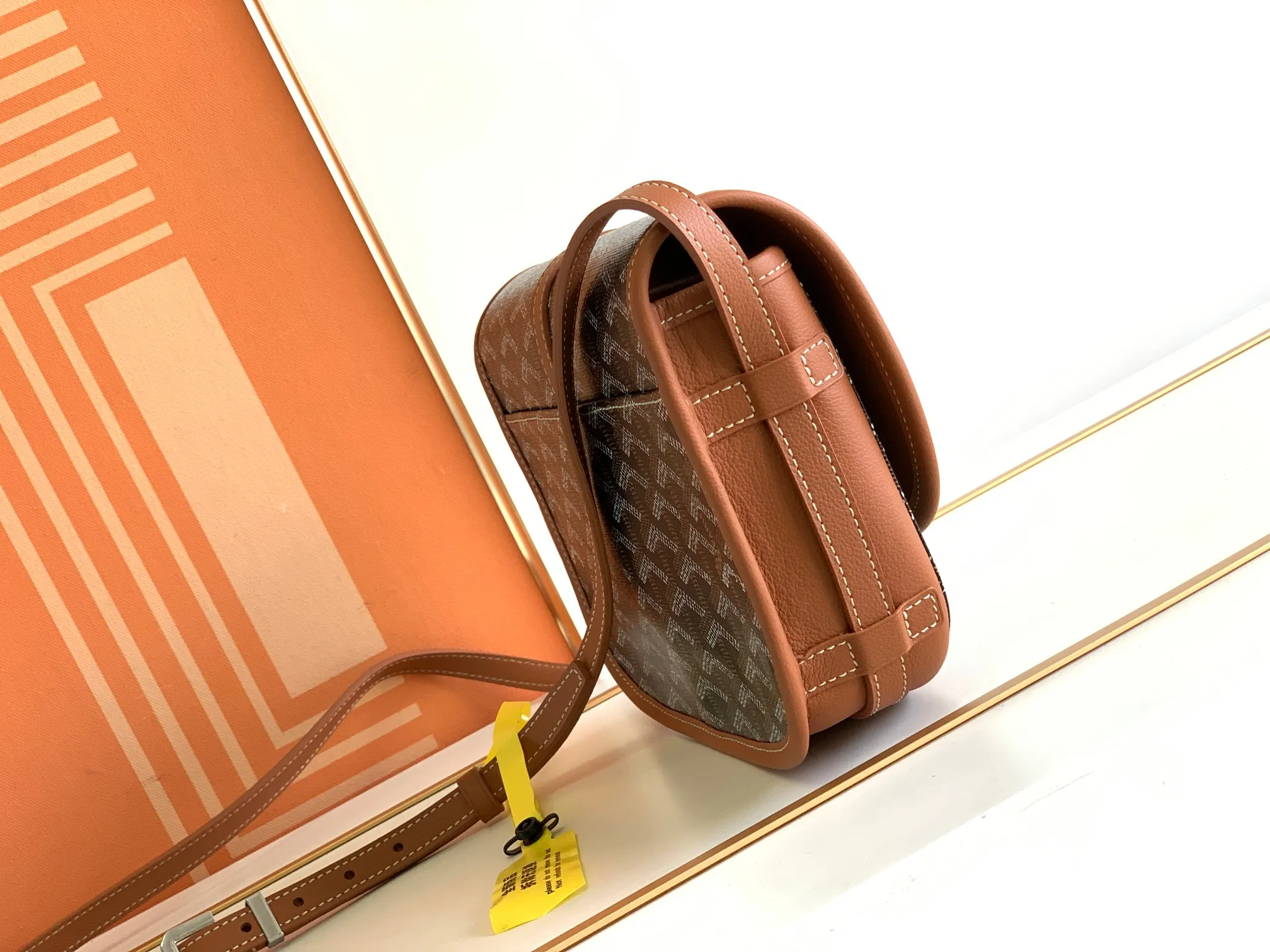 P1300🉐With packaging, the BELVÉDÉRE small bag is equipped with a smart shoulder strap and a secure closure system, suitable for various occasions, simple and elegant, lightweight and practical. Features multiple exterior and interior pockets to easily separate your belongings. Material: GOYARDINE canvas & DECIZE calf leather, detachable and adjustable shoulder strap, search code: 8016 pebbled pattern SIZE: size, weight: 16X7X22 (CM)