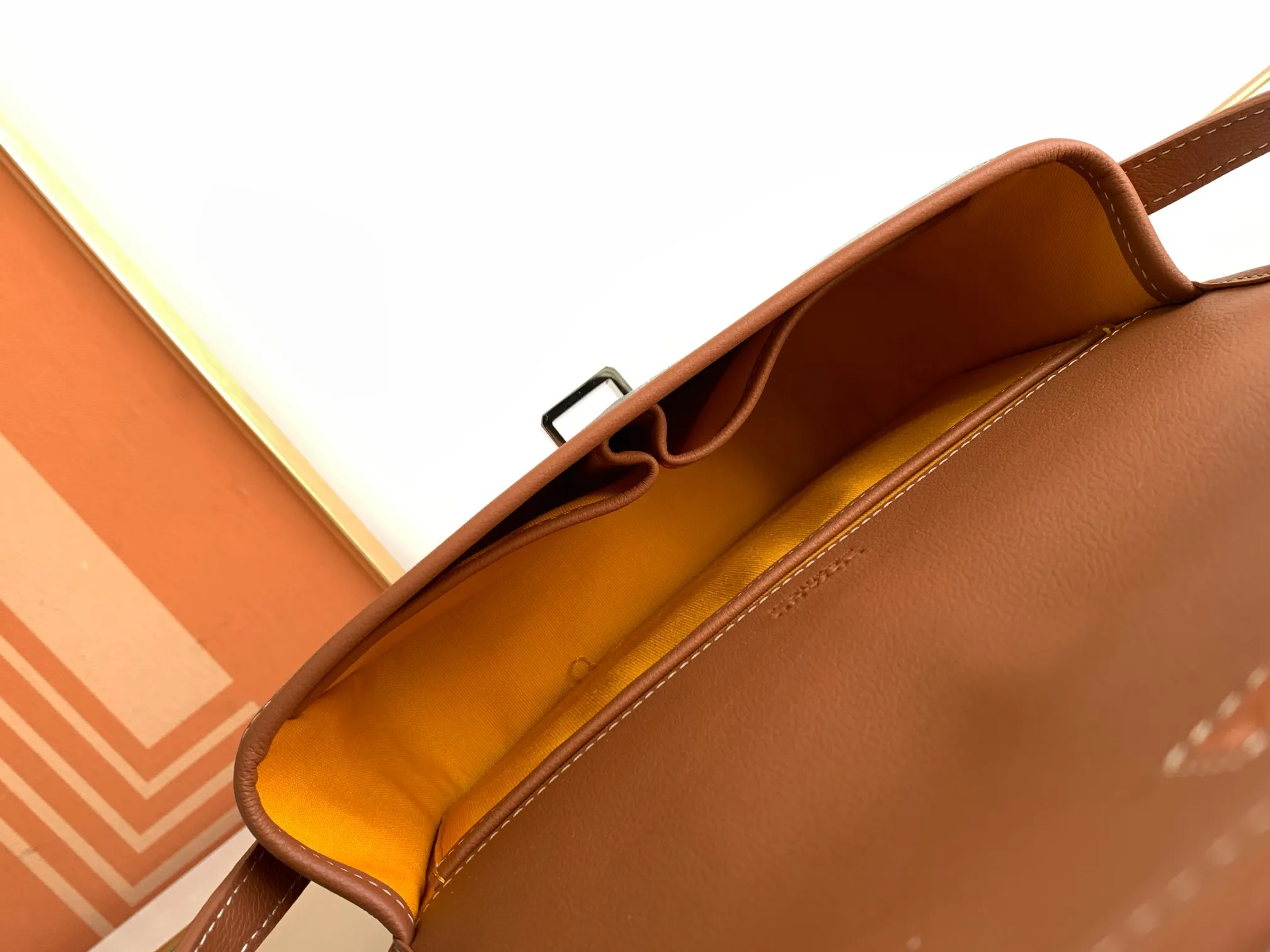 P1300🉐With packaging, the BELVÉDÉRE small bag is equipped with a smart shoulder strap and a secure closure system, suitable for various occasions, simple and elegant, lightweight and practical. Features multiple exterior and interior pockets to easily separate your belongings. Material: GOYARDINE canvas & DECIZE calf leather, detachable and adjustable shoulder strap, search code: 8016 pebbled pattern SIZE: size, weight: 16X7X22 (CM)