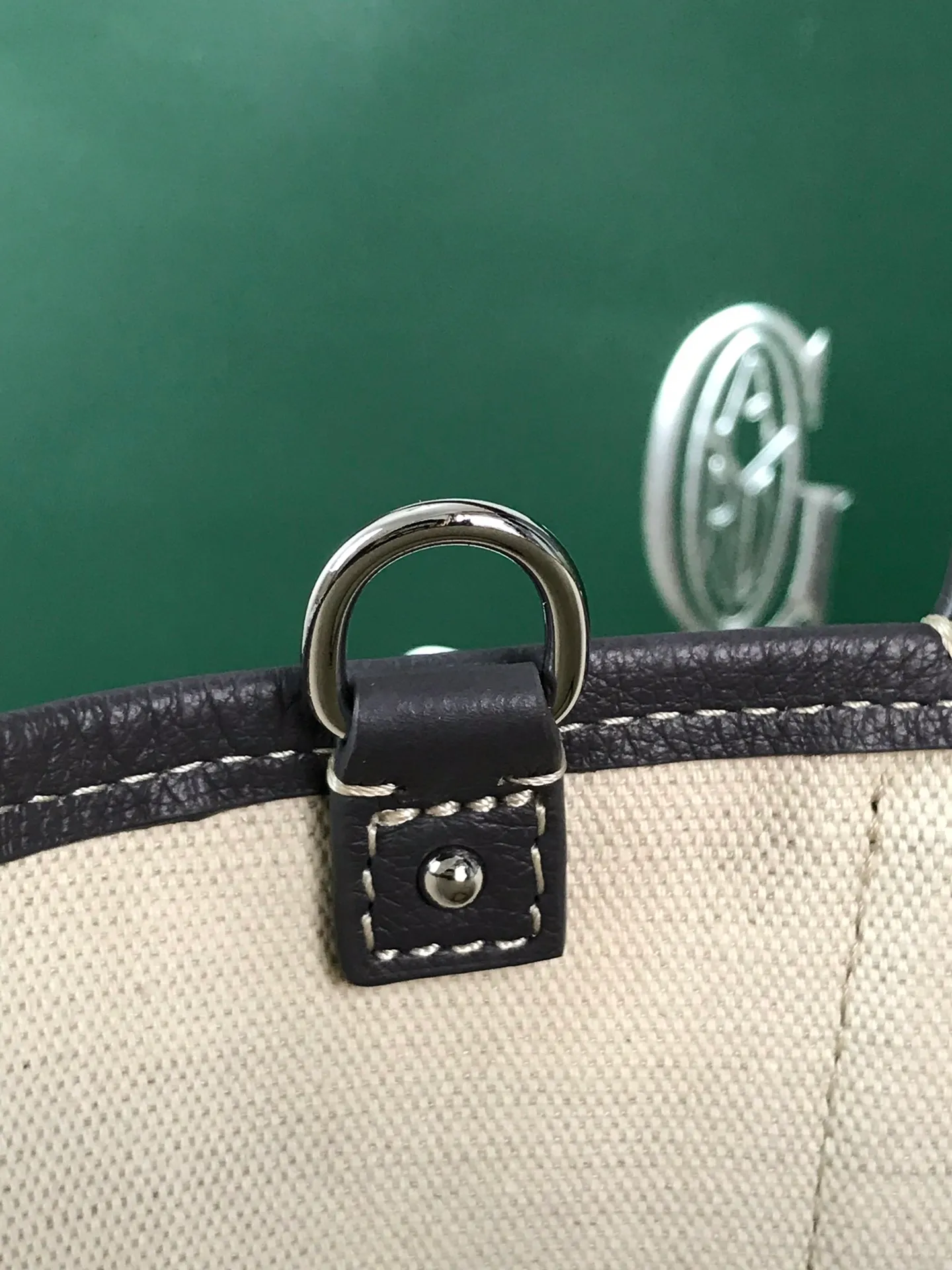 670💝BELHARRA small bag is the perfect companion for vacations in the sun. Its iconic bucket shape and large opening design can easily accommodate daily necessities. Whether on the beach or on the city road, this special edition bag can be easily carried in hand or on the shoulder. The calfskin leather shoulder strap is detachable. 11 classic colors are combined with two different hearts. The small love style makes the bag more unique and playful. The ribbon love style makes the bag more novel, soft and smart. Size: 18*14 (bottom width) *24 (height) 🔎120230