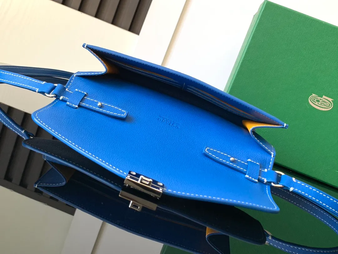 The design of the P1260 Chypre crossbody bag has the characteristics of a wallet and the concept of a handbag, which is both clever and practical. The bag has 6 card slots and a detachable and adjustable leather shoulder strap that can be worn on the shoulder, cross-body or hand-carried. 21 cm x 4 cm x 16 cm 🔎8063-Sky Blue