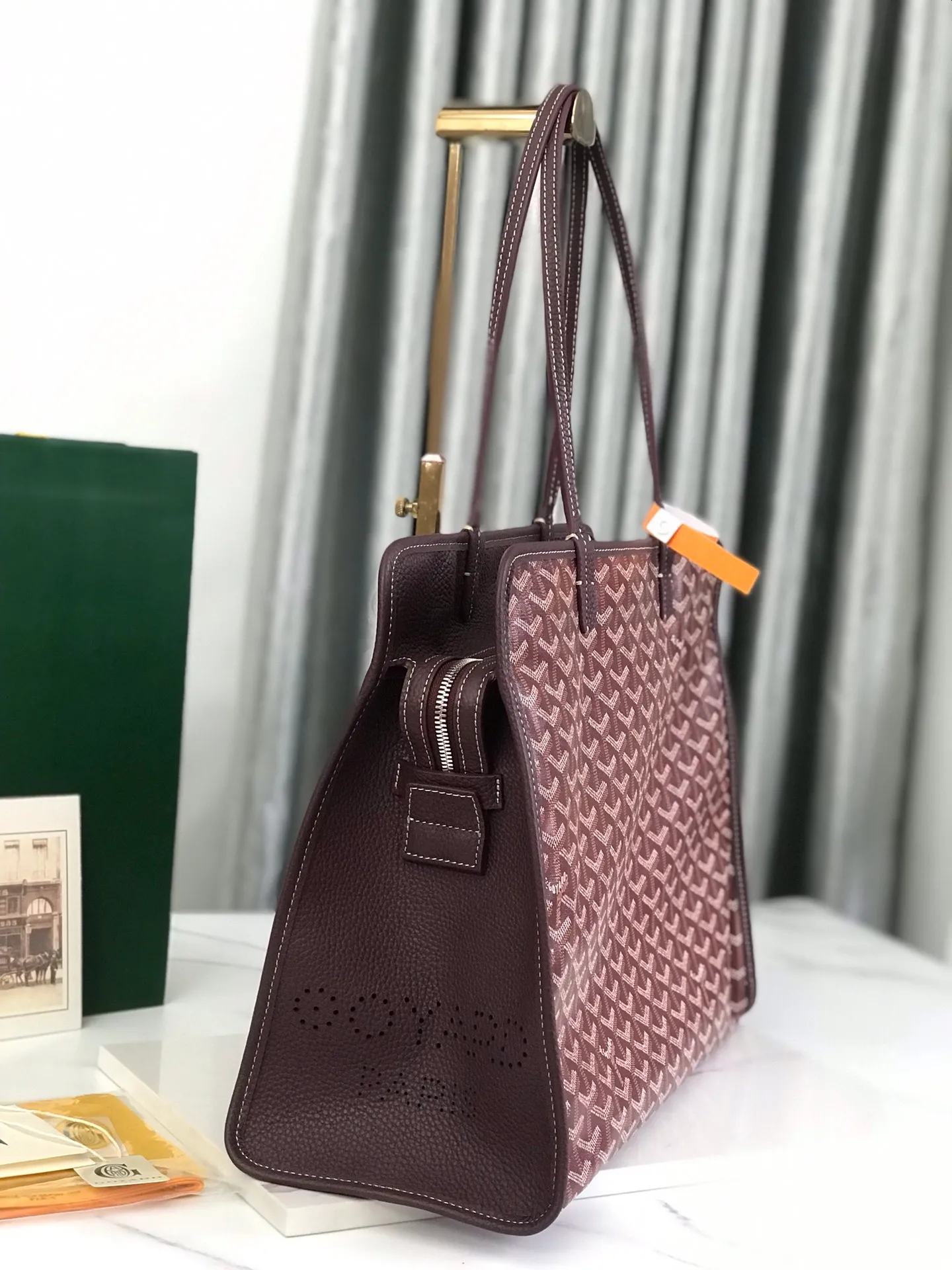 850 💝The Hardy small commuter bag is back. The Hardy bag has canceled the cat head design on one side of the old version and has been upgraded to become our daily portable commuter bag. It is full of French elegance and more ladylike. The zippered version is more secure and secretive, has large capacity and is lightweight. 🉑️It folds and comes with a small purse inside. The removable pad can keep the bottom shape even when computer files are put in. It is the best choice for commuting or mommy bags. Size Size: 40cm×17cm×31cm 🔍020213