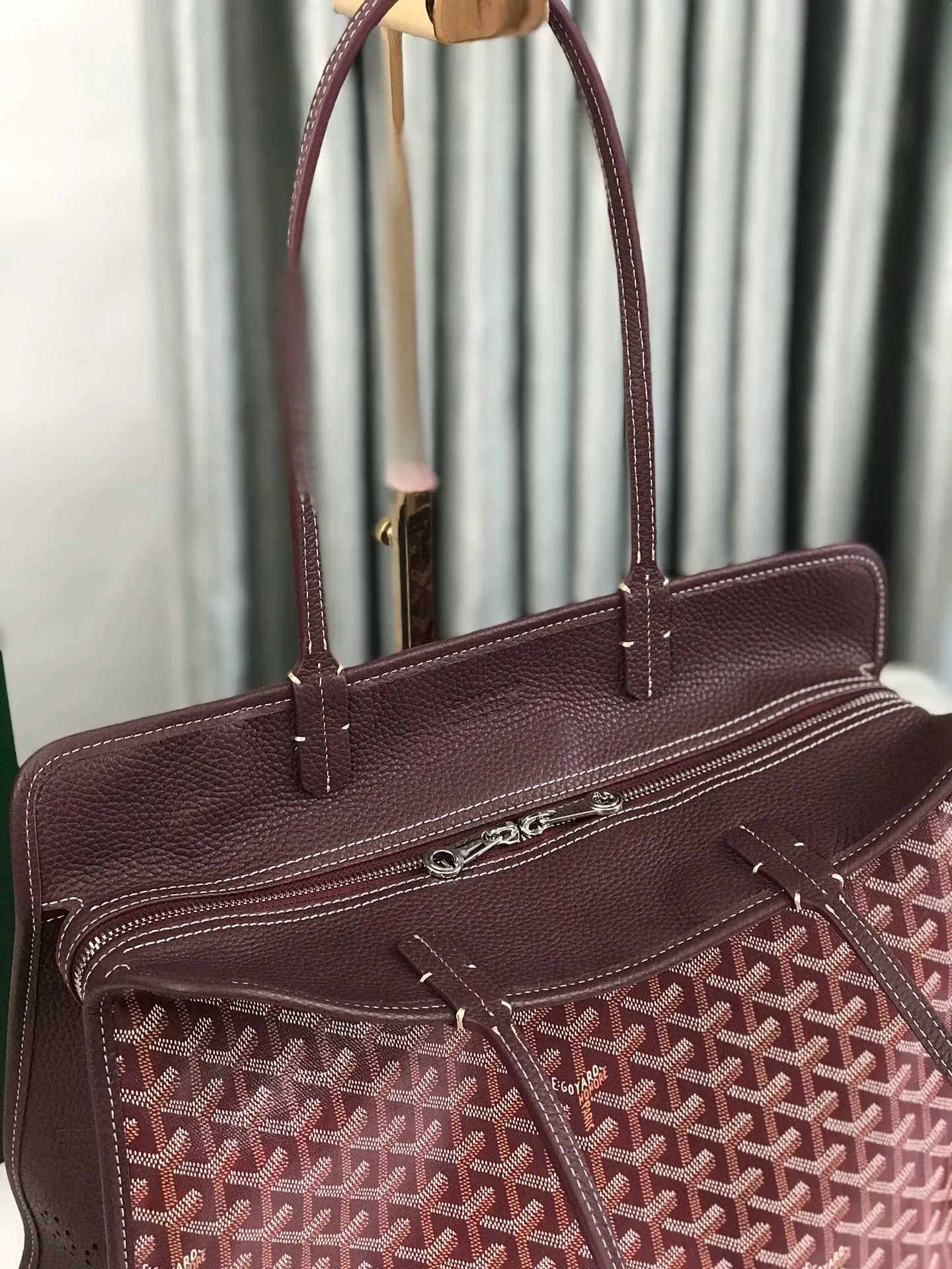 850 💝The Hardy small commuter bag is back. The Hardy bag has canceled the cat head design on one side of the old version and has been upgraded to become our daily portable commuter bag. It is full of French elegance and more ladylike. The zippered version is more secure and secretive, has large capacity and is lightweight. 🉑️It folds and comes with a small purse inside. The removable pad can keep the bottom shape even when computer files are put in. It is the best choice for commuting or mommy bags. Size Size: 40cm×17cm×31cm 🔍020213