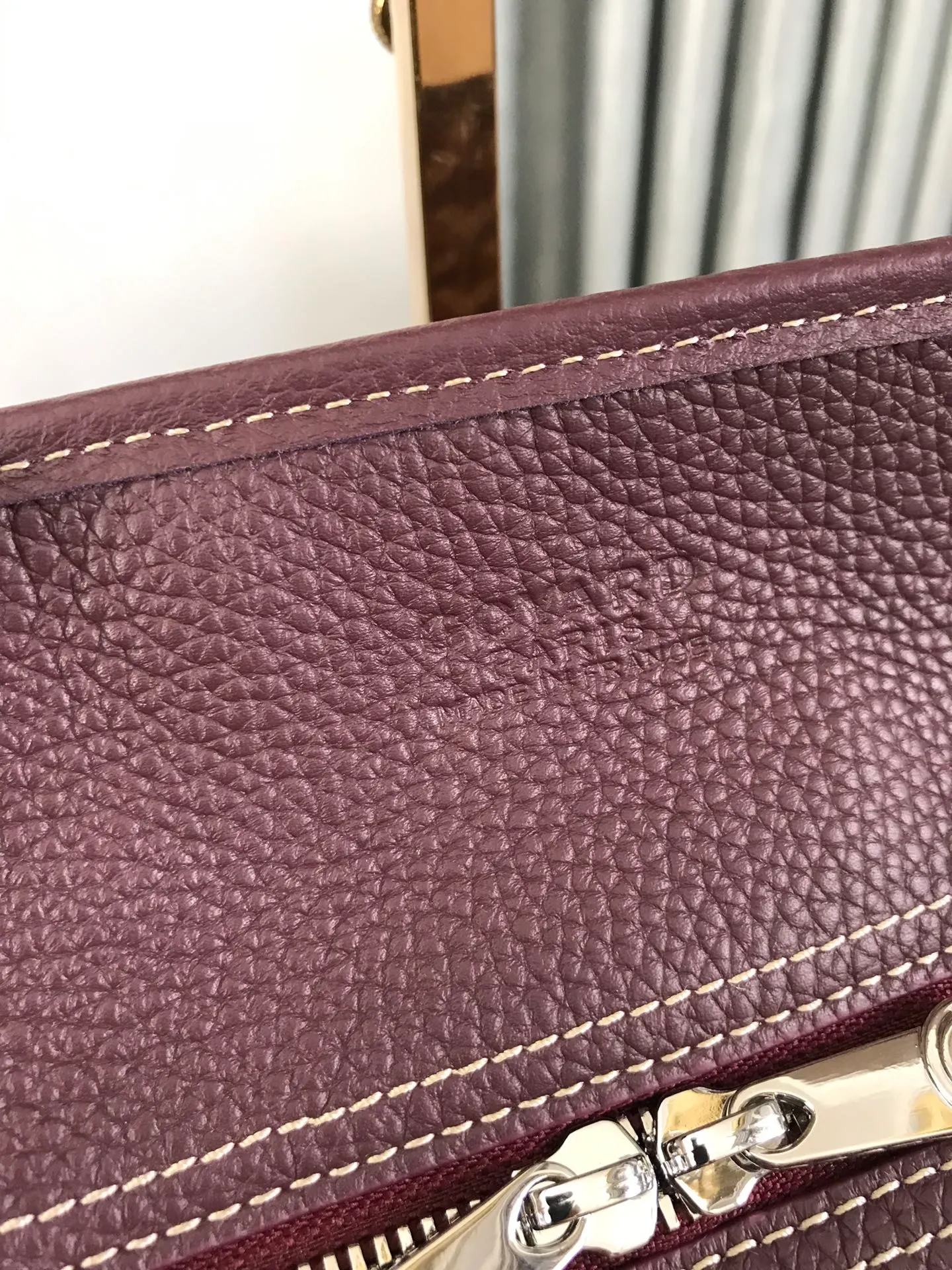 850 💝The Hardy small commuter bag is back. The Hardy bag has canceled the cat head design on one side of the old version and has been upgraded to become our daily portable commuter bag. It is full of French elegance and more ladylike. The zippered version is more secure and secretive, has large capacity and is lightweight. 🉑️It folds and comes with a small purse inside. The removable pad can keep the bottom shape even when computer files are put in. It is the best choice for commuting or mommy bags. Size Size: 40cm×17cm×31cm 🔍020213