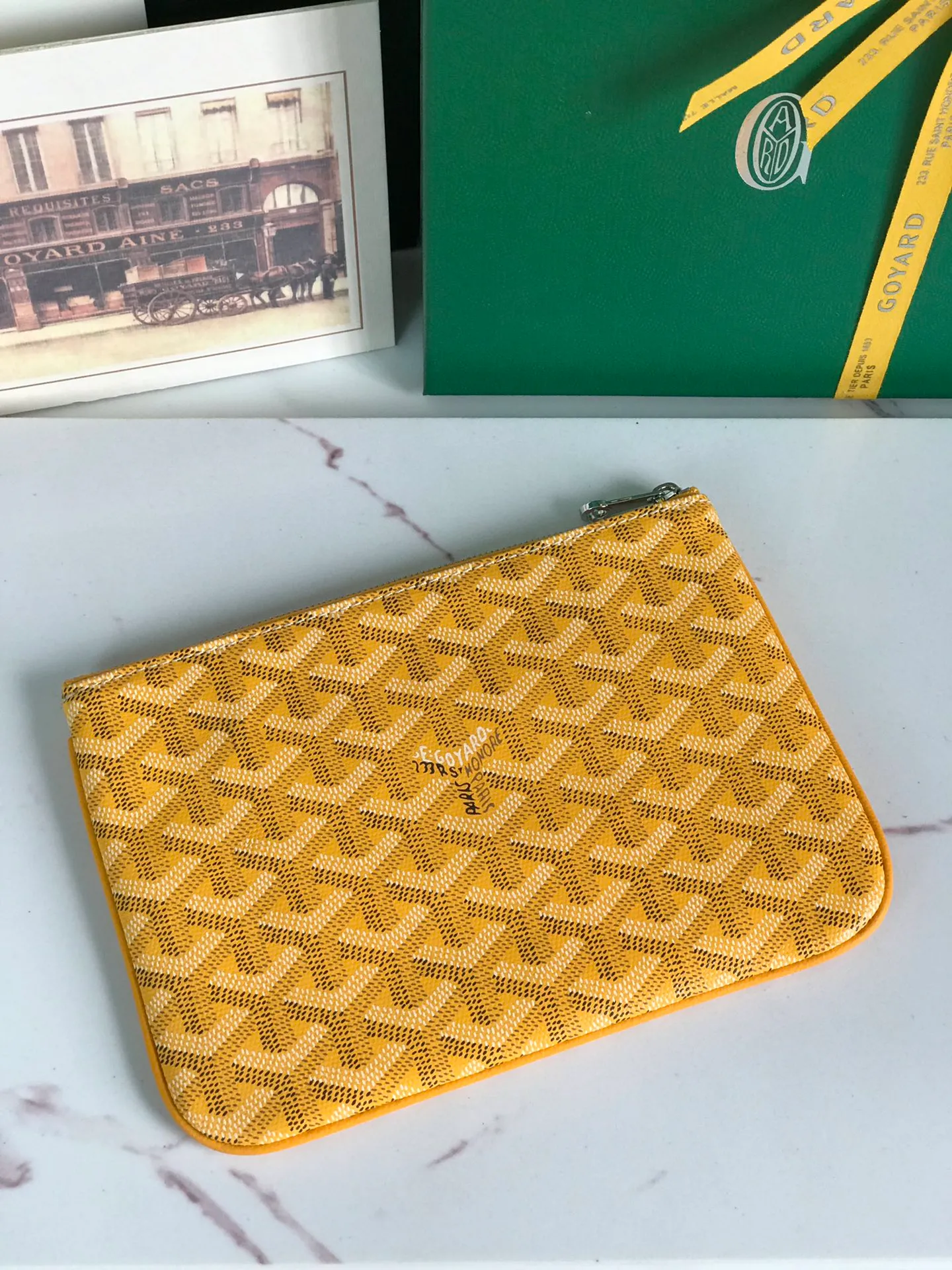 250❤️G0YARD (Goya) was founded in 1853 and has a history of more than 160 years. The fabric is woven with a mixture of linen, cotton and hemp fibers and then coated with smooth gum aldehyde. It is waterproof, strong and durable. It is highly favored by celebrities, royal families and nobles 👏🏻👏🏻 💍💍Vacuum electroplating hardware pull tag, inner mark leather tag car line outer ring pressing 㾗The effect can only be achieved by imported machines, update the latest practice of the counter. Small handbag size: 20*15cm 🔍020166