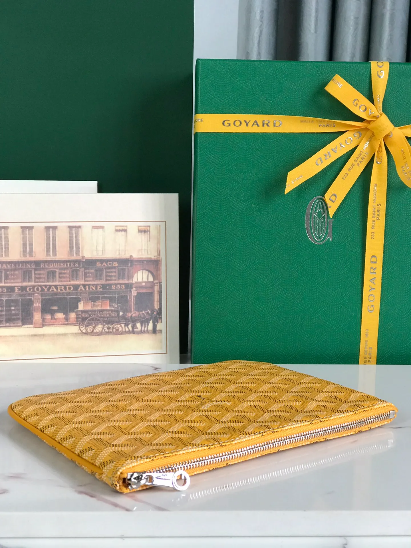 250❤️G0YARD (Goya) was founded in 1853 and has a history of more than 160 years. The fabric is woven with a mixture of linen, cotton and hemp fibers and then coated with smooth gum aldehyde. It is waterproof, strong and durable. It is highly favored by celebrities, royal families and nobles 👏🏻👏🏻 💍💍Vacuum electroplating hardware pull tag, inner mark leather tag car line outer ring pressing 㾗The effect can only be achieved by imported machines, update the latest practice of the counter. Small handbag size: 20*15cm 🔍020166