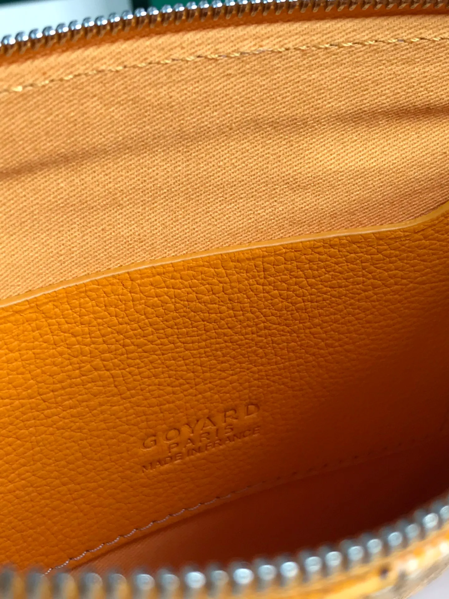 250❤️G0YARD (Goya) was founded in 1853 and has a history of more than 160 years. The fabric is woven with a mixture of linen, cotton and hemp fibers and then coated with smooth gum aldehyde. It is waterproof, strong and durable. It is highly favored by celebrities, royal families and nobles 👏🏻👏🏻 💍💍Vacuum electroplating hardware pull tag, inner mark leather tag car line outer ring pressing 㾗The effect can only be achieved by imported machines, update the latest practice of the counter. Small handbag size: 20*15cm 🔍020166