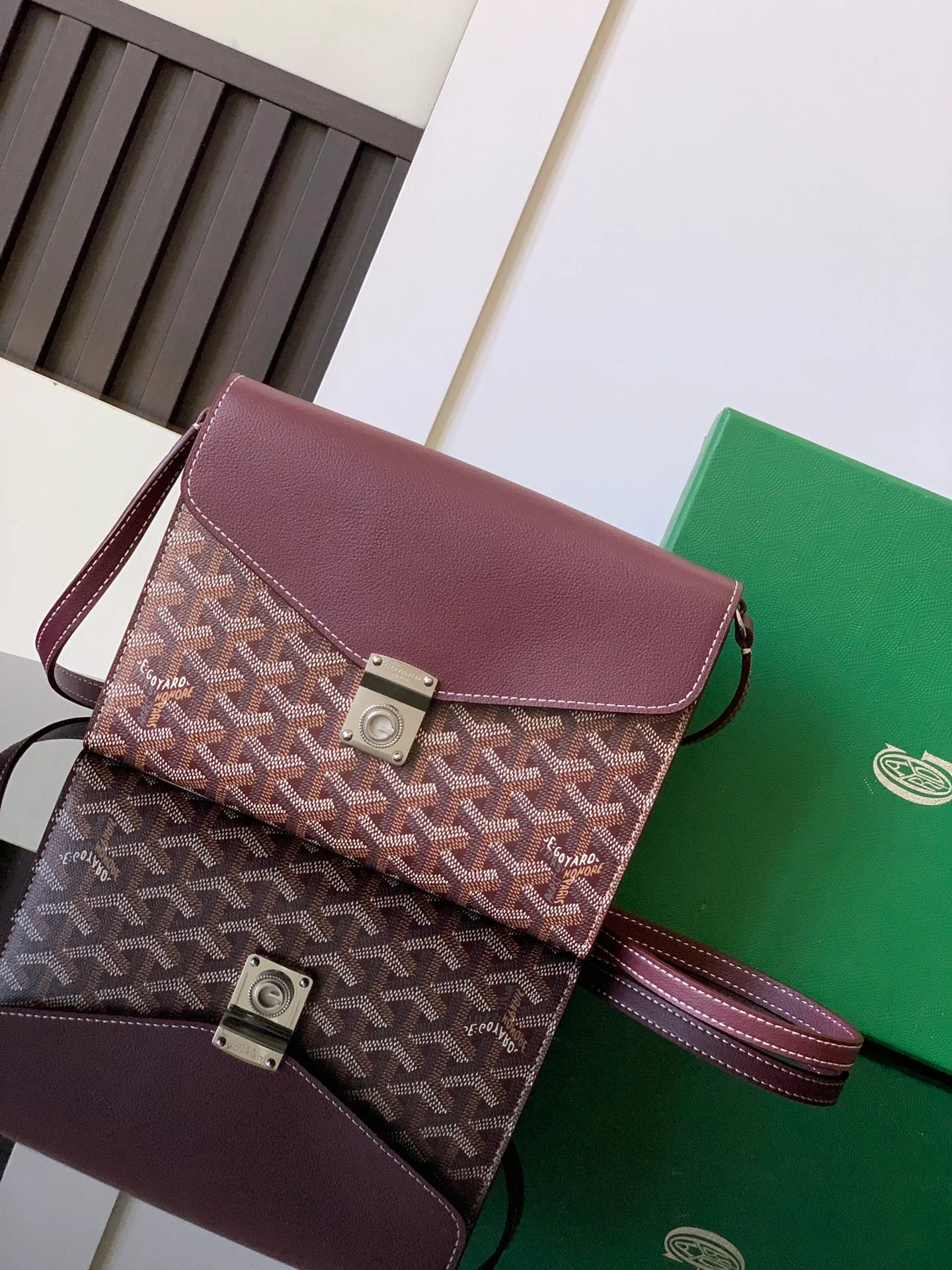 The design of the P1260 Chypre crossbody bag has the characteristics of a wallet and the concept of a handbag, which is both clever and practical. The bag has 6 card slots and a detachable and adjustable leather shoulder strap that can be worn on the shoulder, cross-body or hand-carried.  21 cm x 4 cm x 16 cm 🔎8063-maroon