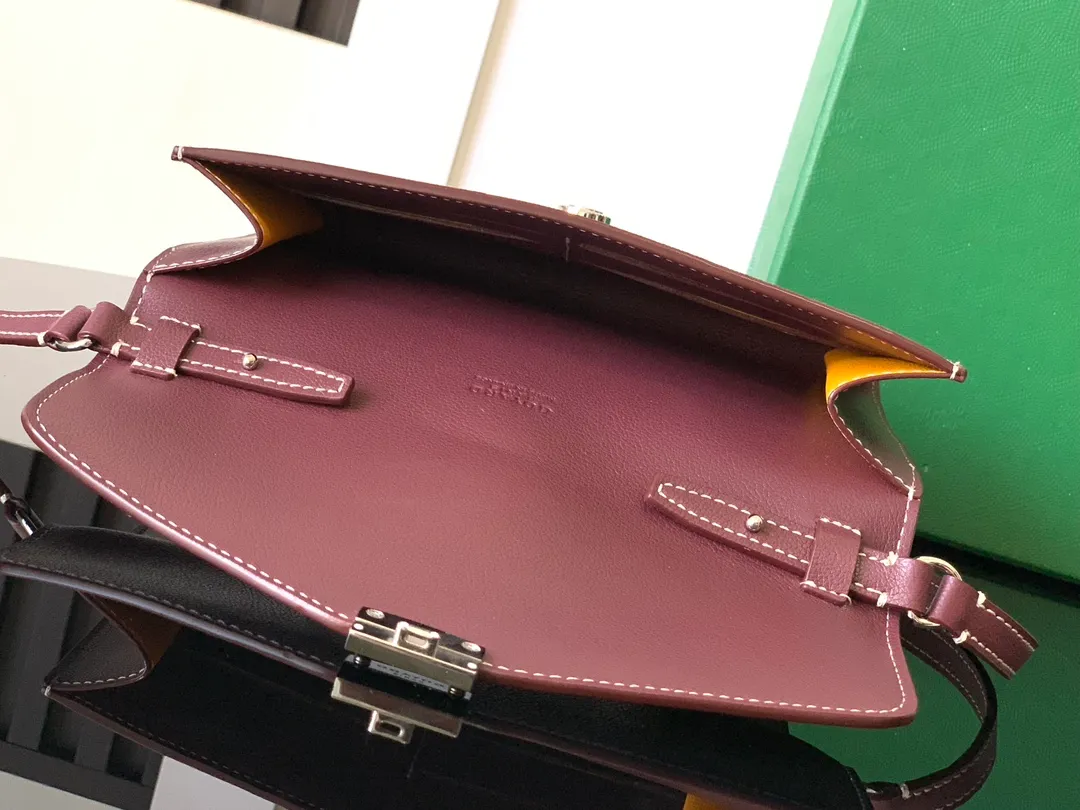 The design of the P1260 Chypre crossbody bag has the characteristics of a wallet and the concept of a handbag, which is both clever and practical. The bag has 6 card slots and a detachable and adjustable leather shoulder strap that can be worn on the shoulder, cross-body or hand-carried.  21 cm x 4 cm x 16 cm 🔎8063-maroon