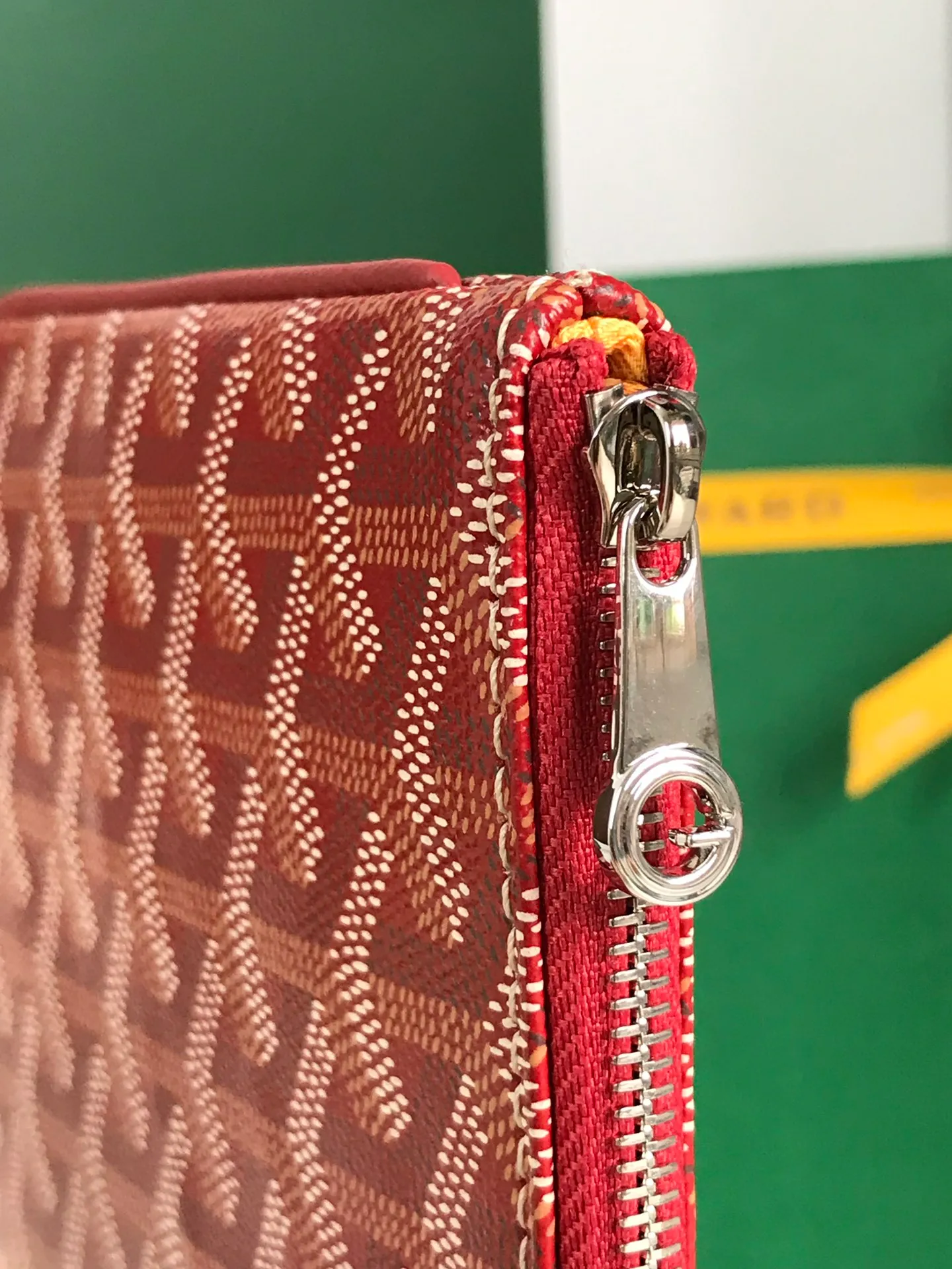 250❤️G0YARD (Goya) was founded in 1853 and has a history of more than 160 years. The fabric is woven with a mixture of linen, cotton and hemp fibers and then coated with smooth gum aldehyde. It is waterproof, strong and durable. It is highly favored by celebrities, royal families and nobles 👏🏻👏🏻 💍💍Vacuum electroplating hardware pull tag, inner mark leather tag car line outer ring pressing 㾗The effect can only be achieved by imported machines, update the latest practice of the counter. Small handbag size: 20*15cm 🔍020166