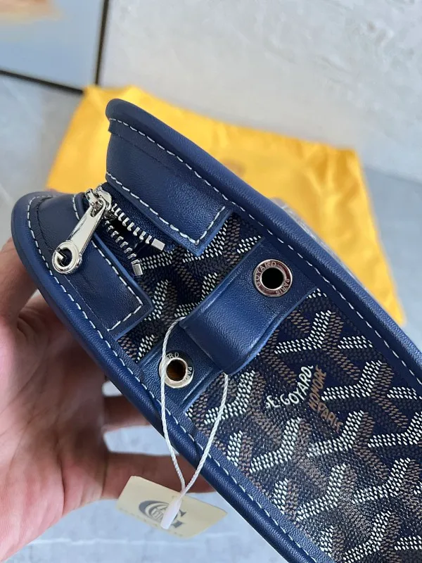 All categories Official website "Brand Women's Bags" Women's Bags 💙GOYARD 2025 new GOYARD toiletry bag
