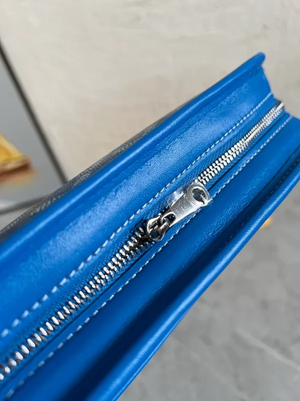 All categories Official website "Brand Women's Bags" Women's Bags 💙GOYARD 2025 new GOYARD toiletry bag