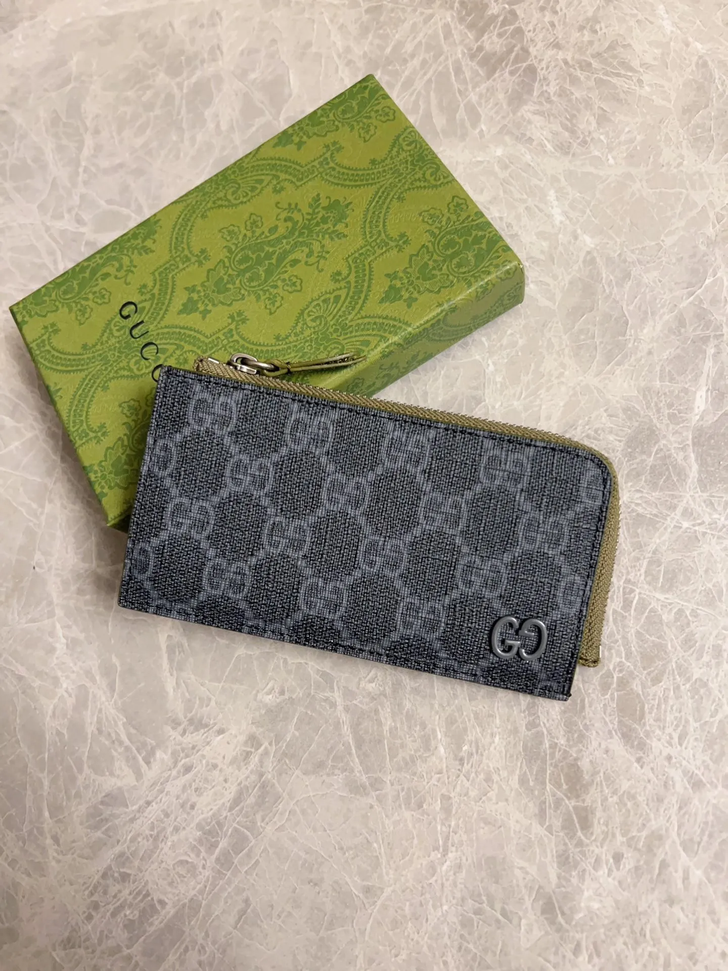 💰340 🇭🇺🇭🇺Gucci’s latest collection ~ card holder 🥗🥗 uses a two-tone design full of contrasting beauty to bring out the GG logo emblazoned on the bag🥗🥗The fabric is black GG, and the lining is made of contrasting cowhide leather 🥗🥗Black GG Supreme canvas, 🥗🥗with dark gray ceramic effect double G, size: 13.5x 8cm model: 795233 (original product)