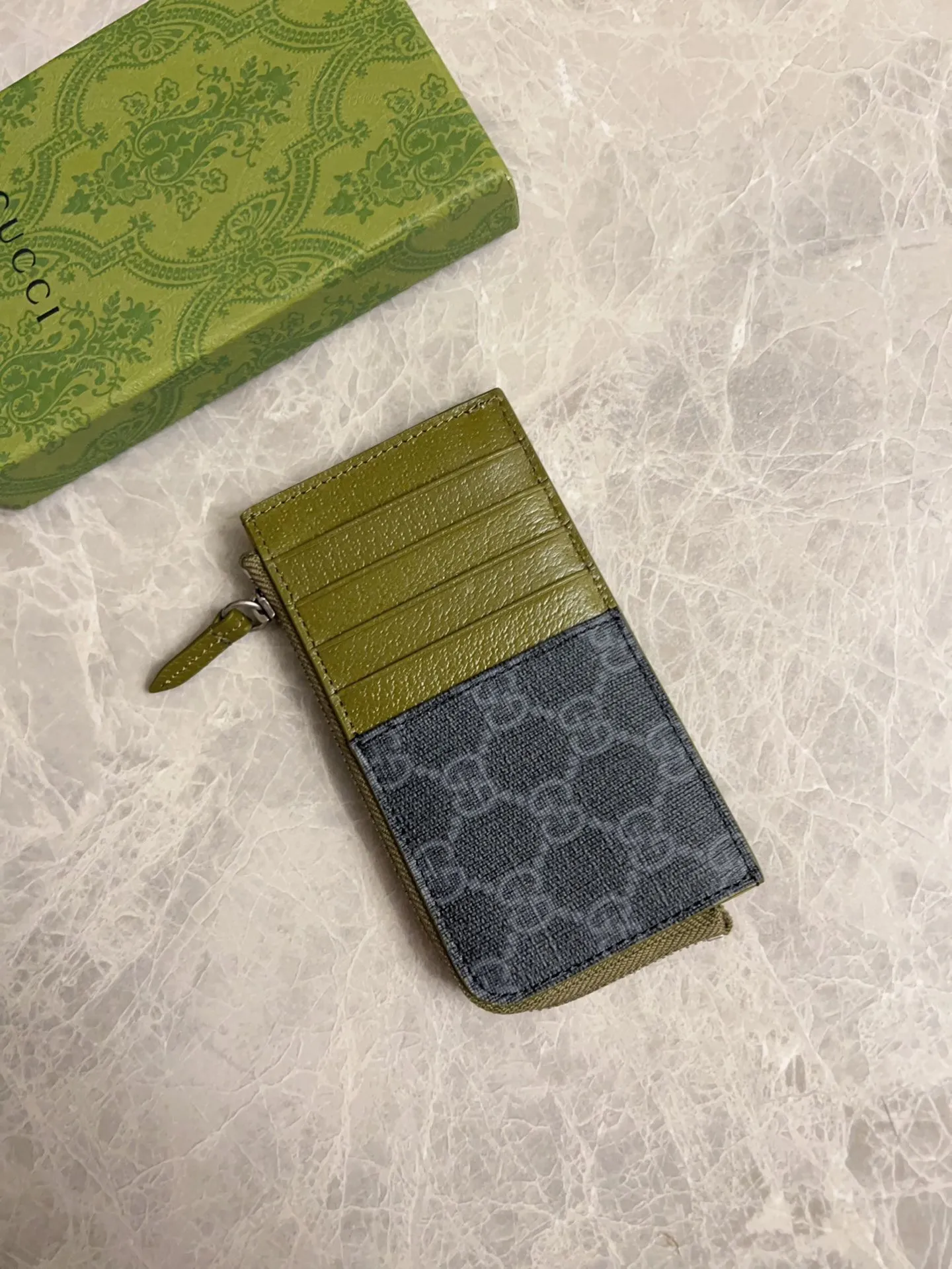 💰340 🇭🇺🇭🇺Gucci’s latest collection ~ card holder 🥗🥗 uses a two-tone design full of contrasting beauty to bring out the GG logo emblazoned on the bag🥗🥗The fabric is black GG, and the lining is made of contrasting cowhide leather 🥗🥗Black GG Supreme canvas, 🥗🥗with dark gray ceramic effect double G, size: 13.5x 8cm model: 795233 (original product)