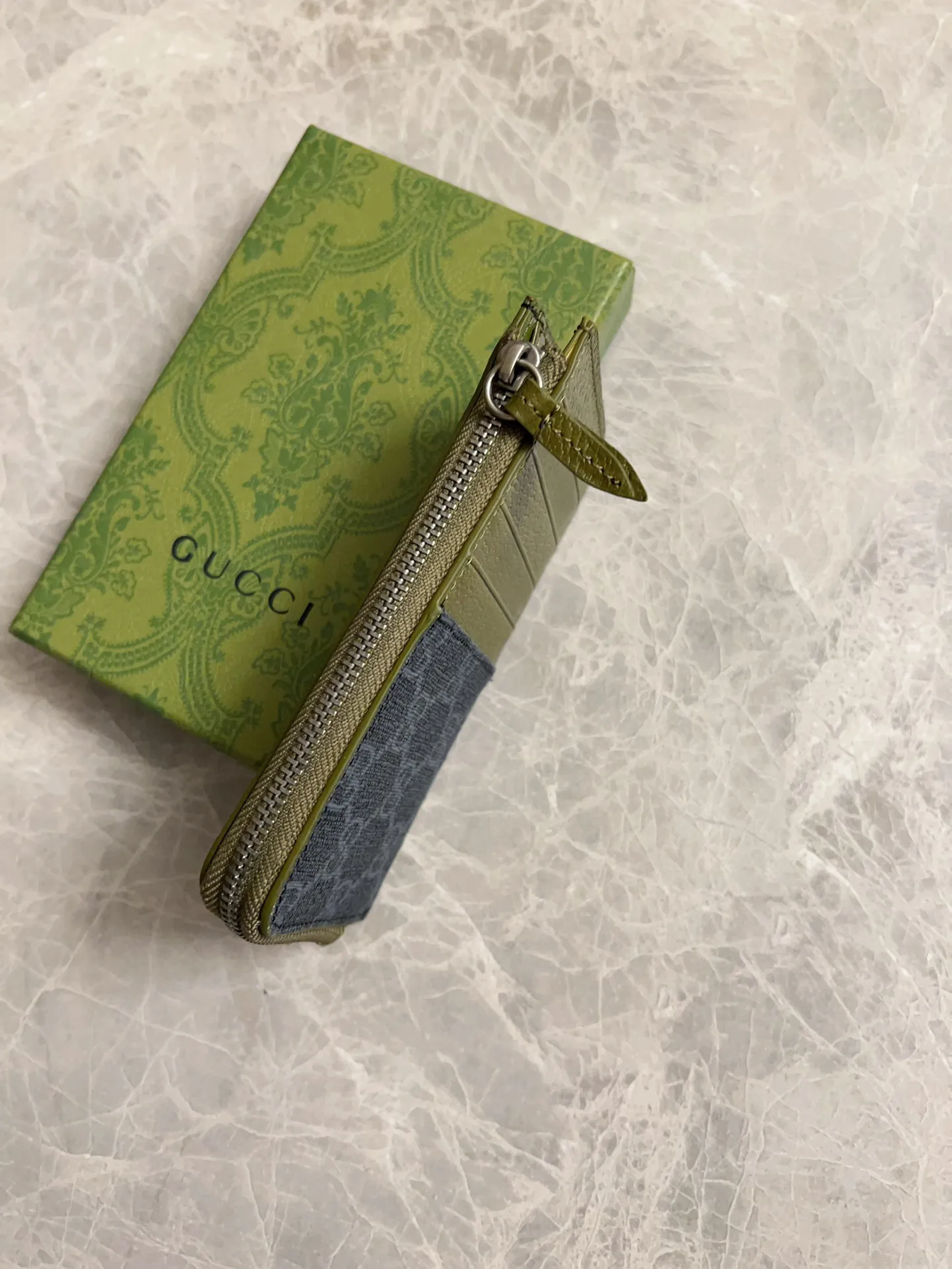 💰340 🇭🇺🇭🇺Gucci’s latest collection ~ card holder 🥗🥗 uses a two-tone design full of contrasting beauty to bring out the GG logo emblazoned on the bag🥗🥗The fabric is black GG, and the lining is made of contrasting cowhide leather 🥗🥗Black GG Supreme canvas, 🥗🥗with dark gray ceramic effect double G, size: 13.5x 8cm model: 795233 (original product)