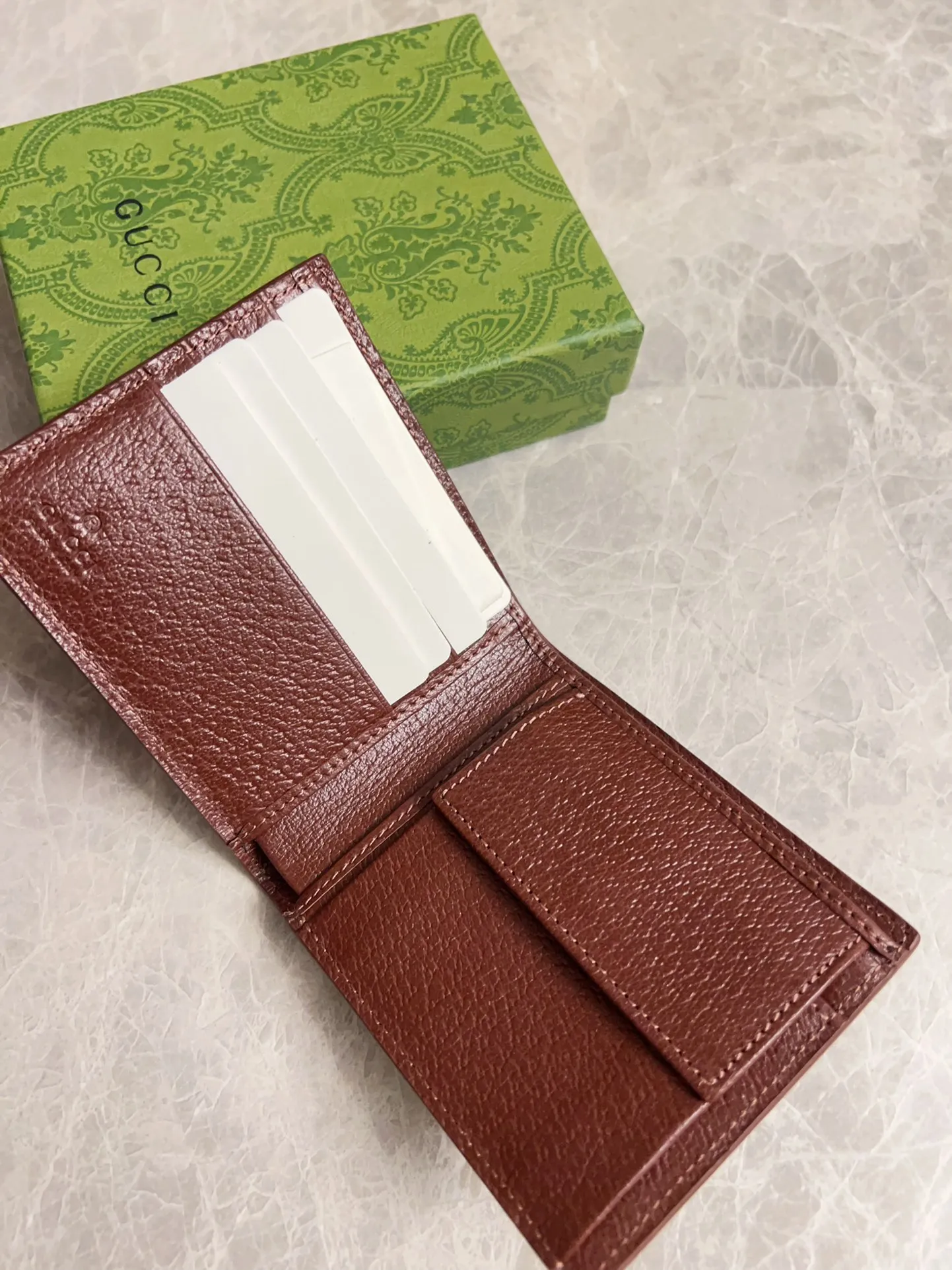 💰320🇭🇺🇭🇺Gucci’s latest collection ~ short clip (built-in coin pocket) 🧤🧤The two-tone design full of contrasting beauty makes the GG logo emblazoned on the body of the bag show off🧤🧤The fabric is made of black GG, and the lining is made of contrasting cowhide leather🧤🧤Black GG Supreme canvas with dark gray ceramic effect Double G, size: 11x 9cm Model: 768244 (original product)