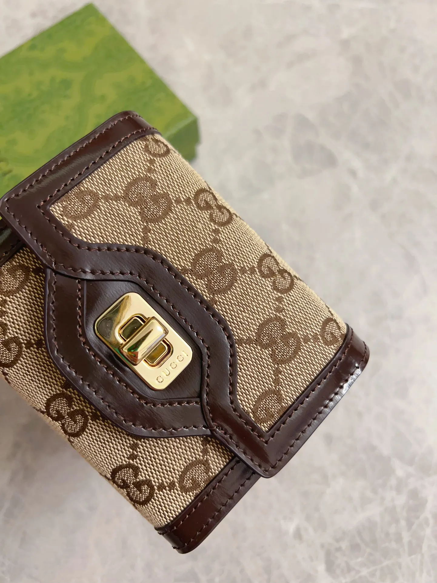 💰480 🇮🇹🇮🇹The Gucci Luce series exudes a strong sense of playfulness and fun. "Luce" means "light" in Italian. Original GG canvas brings design essence to this elegant mini shoulder bag. Blue cowhide piping and light gold-toned hardware are complemented by beige and ebony graphics. Model: 790035 Size: 12x 11x 3cm Color: Blue/Brown