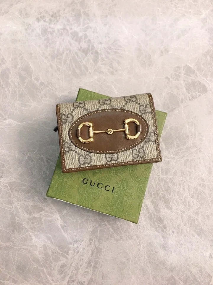 💰360 🇭🇺🇭🇺 In the spring and summer series~beige🐡🐡newly launched Gucci is made of GG Supreme high-end artificial canvas and cowhide material 🐡🐡1955 Horsebit Card Holder This series adopts the same double-ring and long strip design as the handbag 🐡🐡This detail is inspired by the brand’s equestrian origins 🐡🐡It is one of Gucci’s classic heritage🐡🐡It is also one of the brand’s most representative symbolic elements🐡🐡Model: 621887, size: width 11x height 8.5x side width 3cm