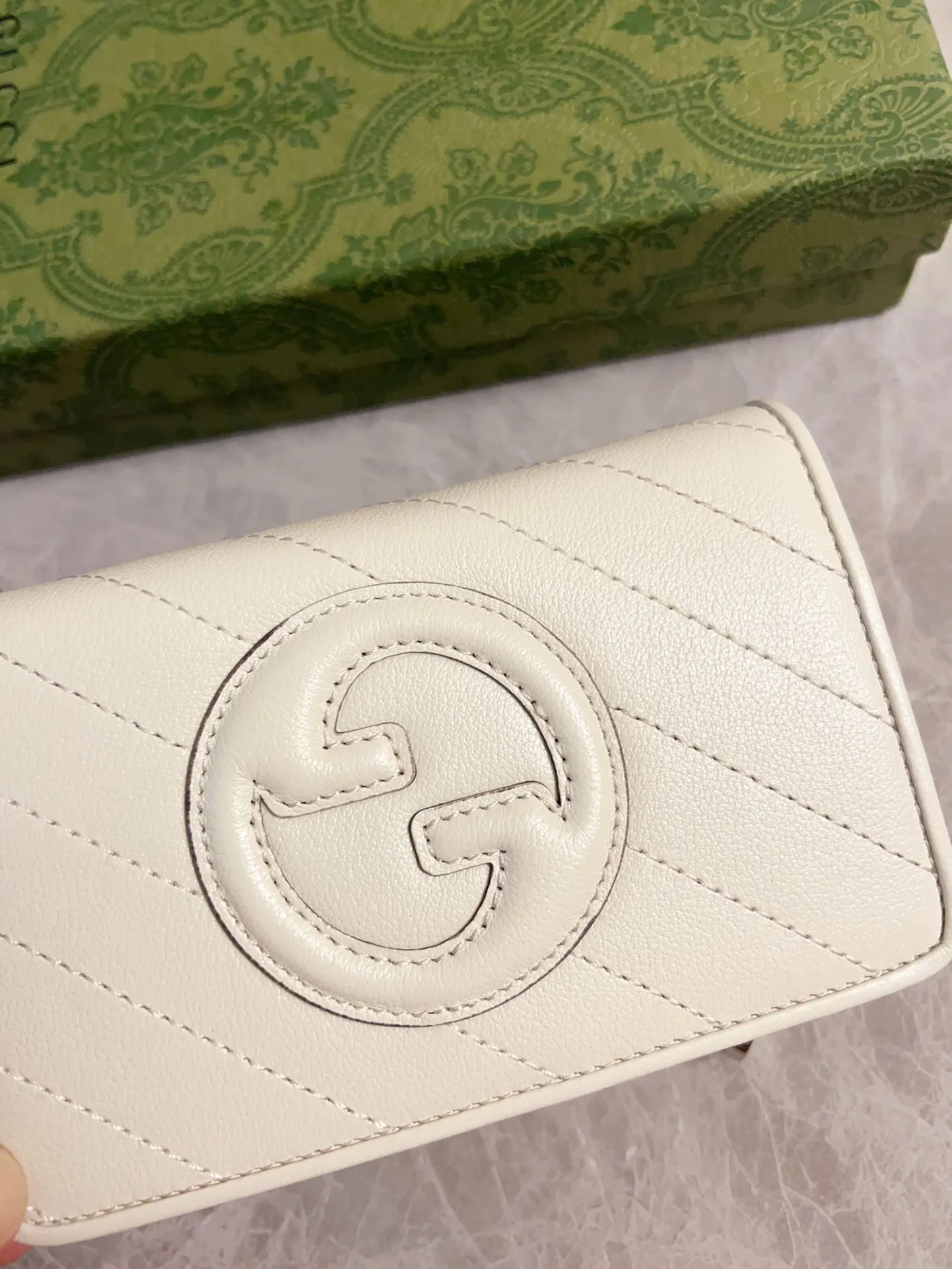 💰440🇮🇹🇮🇹The Gucci Blondie series features one of the brand's bold patterns with a same-tone calfskin design🧽🧽This series is ingenious and incorporates round geometric style interlocking double G🧽🧽to showcase Gucci's modern aesthetic design🧽🧽 Model: 760336 (mid-length clip) Size: 14 (length) x 18.5 (width) x 3cm (thickness) Color: black, gray, brown, pink, green, white/original leather.