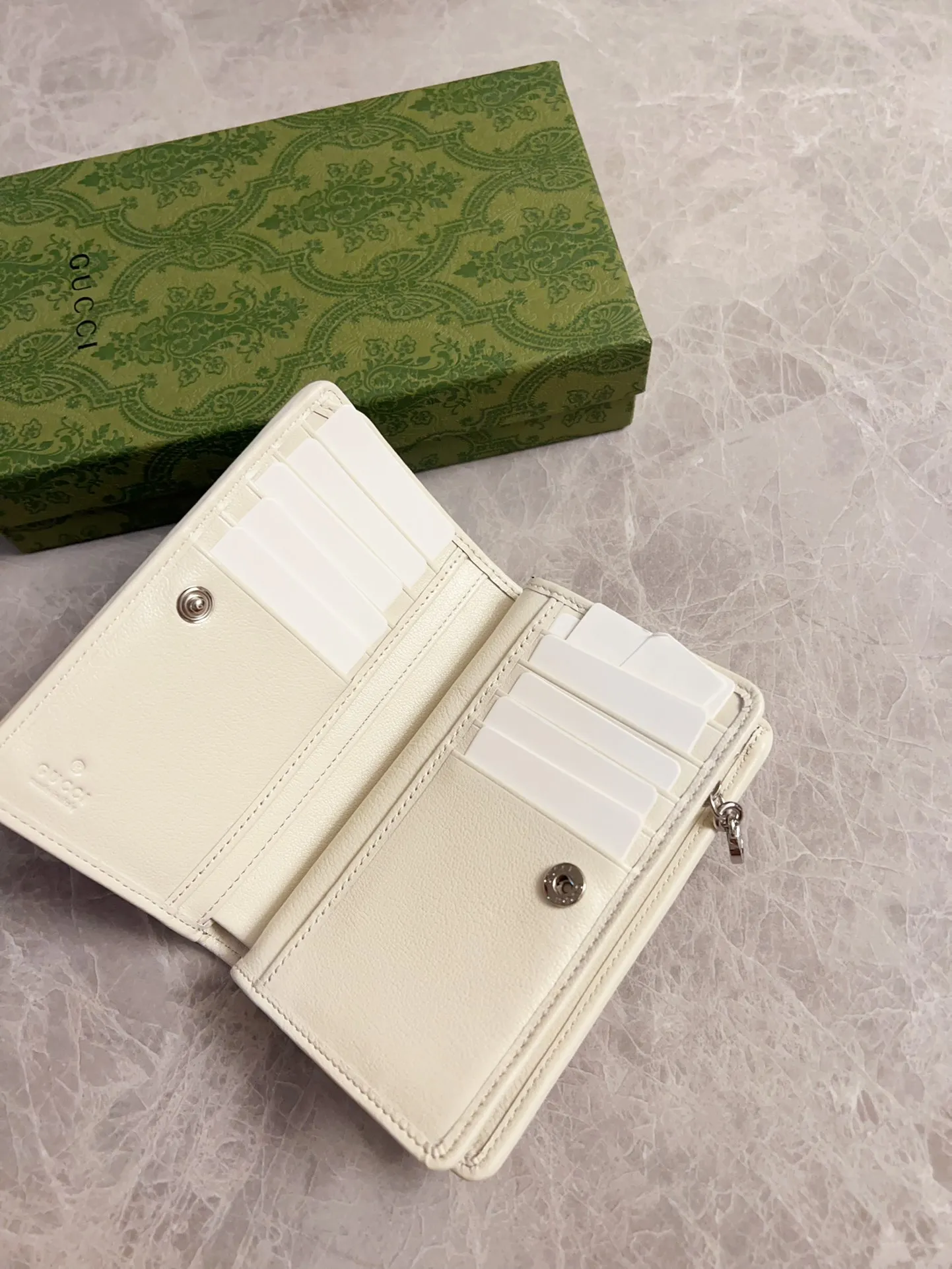 💰440🇮🇹🇮🇹The Gucci Blondie series features one of the brand's bold patterns with a same-tone calfskin design🧽🧽This series is ingenious and incorporates round geometric style interlocking double G🧽🧽to showcase Gucci's modern aesthetic design🧽🧽 Model: 760336 (mid-length clip) Size: 14 (length) x 18.5 (width) x 3cm (thickness) Color: black, gray, brown, pink, green, white/original leather.