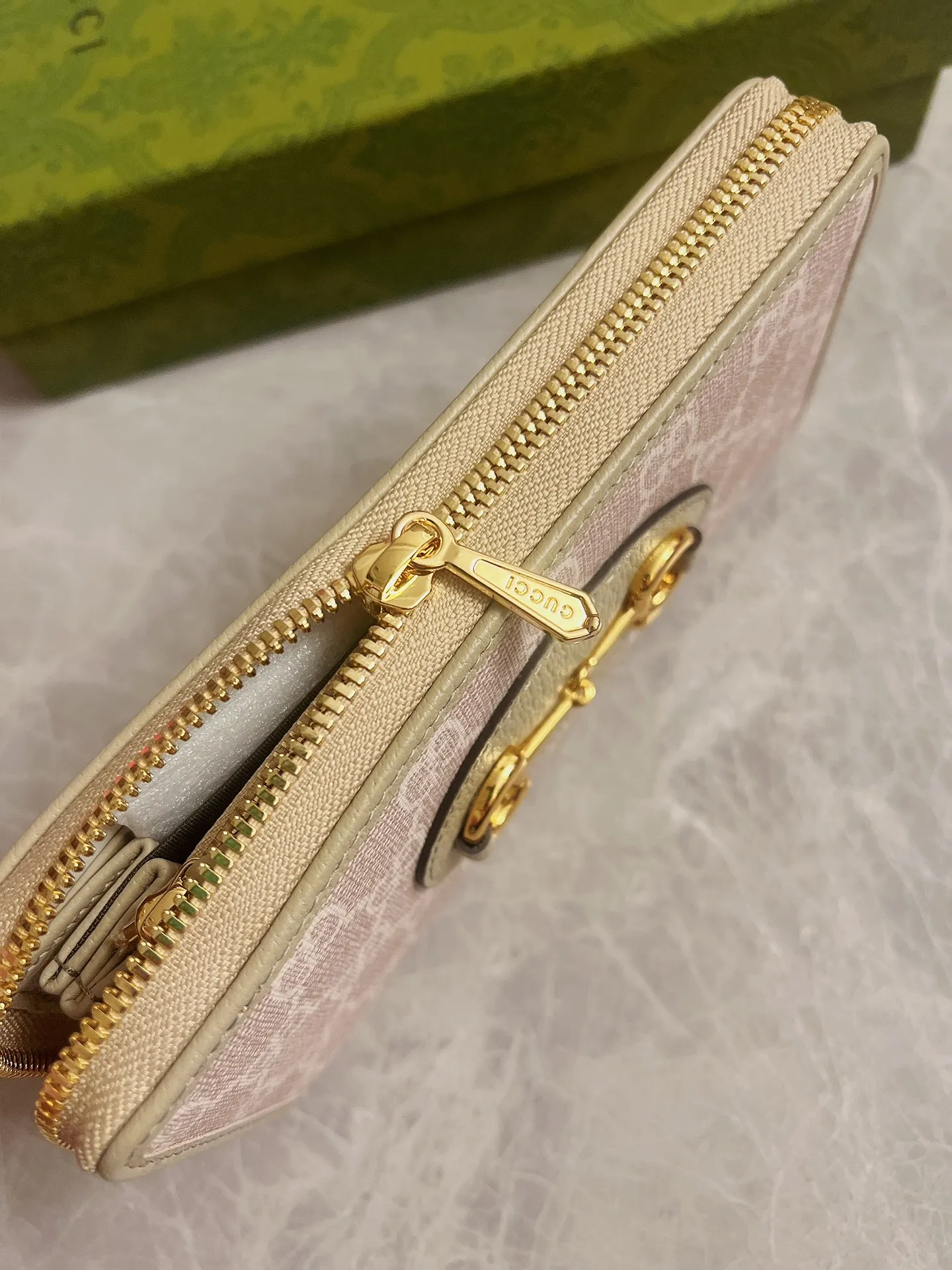 💰420🇭🇺🇭🇺 In the 2002 off-white spring and summer series🍿🍿newly launched Gucci is made of GG Supreme high-grade artificial canvas and brown leather. 🍿🍿1955 Horsebit Card Holder This series adopts the same double ring and long strip design as the handbag 🍿🍿This detail is inspired by the brand’s equestrian roots 🍿🍿 It is one of Gucci’s classic heritage 🍿🍿 It is also one of the brand’s most representative symbolic elements 🍿🍿Model: 621889, size: 19.5x10x3cm