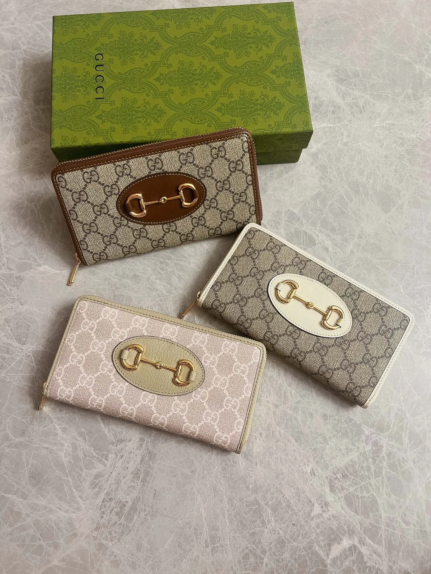 💰420🇭🇺🇭🇺 In the 2002 off-white spring and summer series🍿🍿newly launched Gucci is made of GG Supreme high-grade artificial canvas and brown leather. 🍿🍿1955 Horsebit Card Holder This series adopts the same double ring and long strip design as the handbag 🍿🍿This detail is inspired by the brand’s equestrian roots 🍿🍿 It is one of Gucci’s classic heritage 🍿🍿 It is also one of the brand’s most representative symbolic elements 🍿🍿Model: 621889, size: 19.5x10x3cm