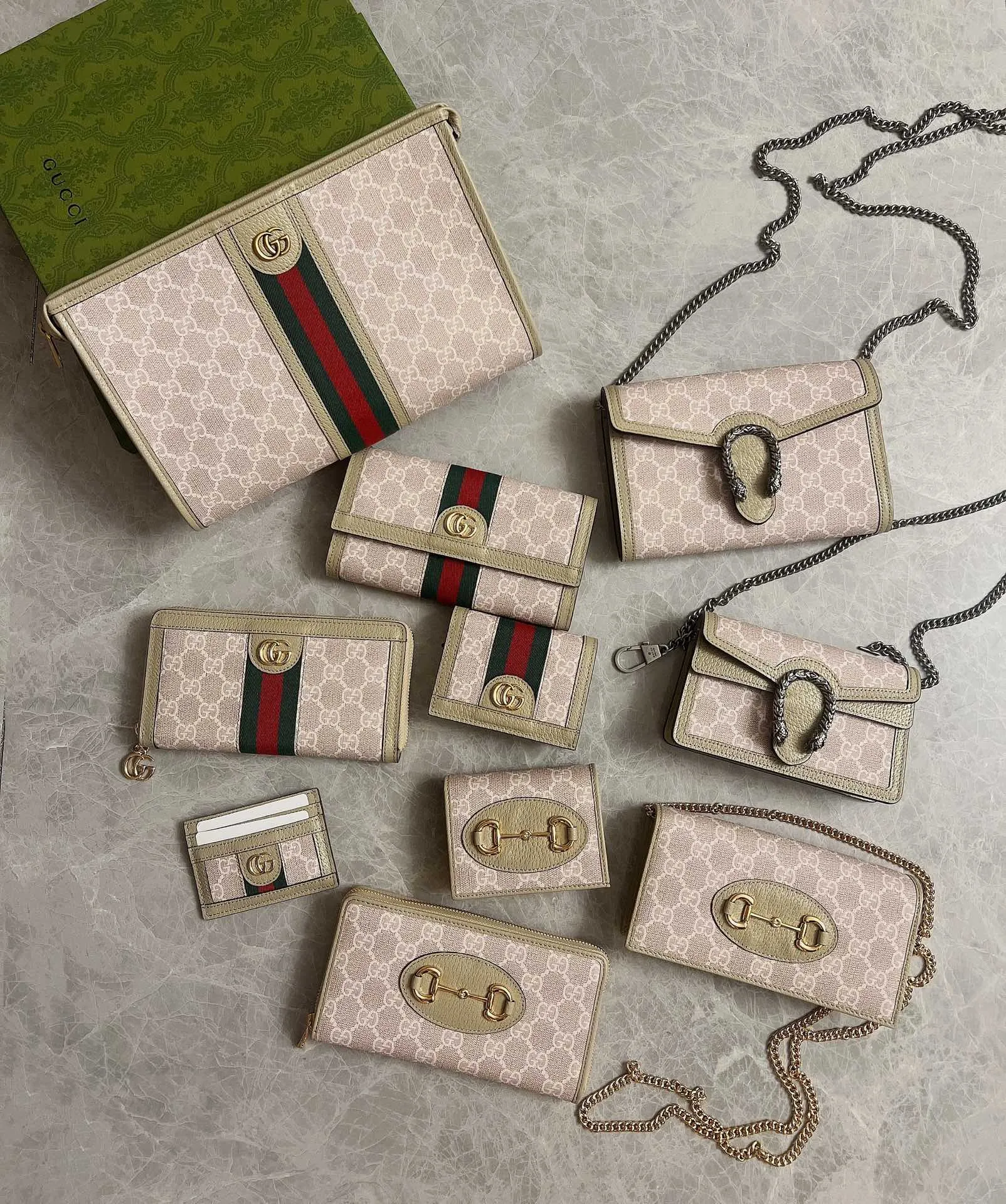 💰420🇭🇺🇭🇺 In the 2002 off-white spring and summer series🍿🍿newly launched Gucci is made of GG Supreme high-grade artificial canvas and brown leather. 🍿🍿1955 Horsebit Card Holder This series adopts the same double ring and long strip design as the handbag 🍿🍿This detail is inspired by the brand’s equestrian roots 🍿🍿 It is one of Gucci’s classic heritage 🍿🍿 It is also one of the brand’s most representative symbolic elements 🍿🍿Model: 621889, size: 19.5x10x3cm