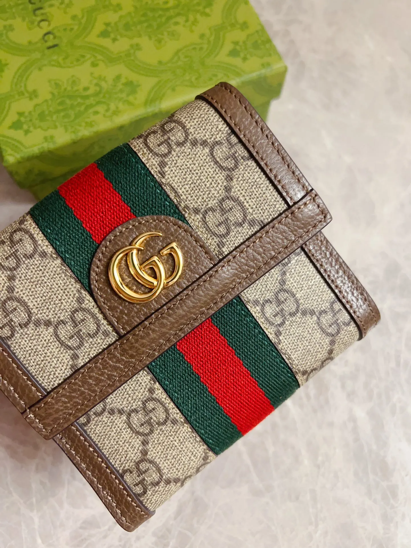 💰390 🇭🇺🇭🇺 The official website is synchronized with the new model! Ophidia series ~ short wallet, 🧤🧤 made of GG Supreme high-grade PVC fabric 🧤🧤 with iconic double G hardware marks, classic red and green webbing, exquisitely made! 🧤🧤Model number: 523173, size: W12xH11xD3cm, color: coffee