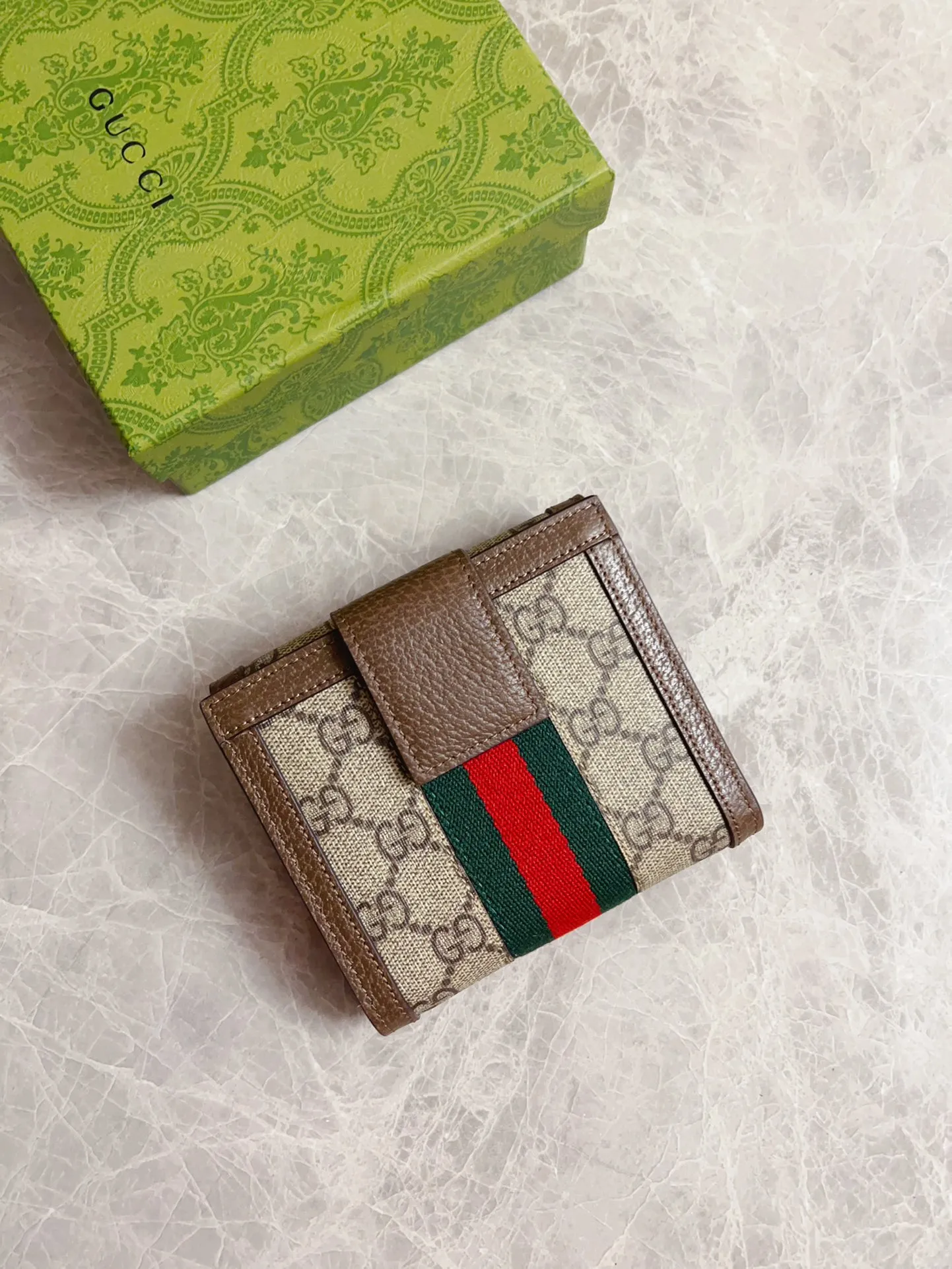 💰390 🇭🇺🇭🇺 The official website is synchronized with the new model! Ophidia series ~ short wallet, 🧤🧤 made of GG Supreme high-grade PVC fabric 🧤🧤 with iconic double G hardware marks, classic red and green webbing, exquisitely made! 🧤🧤Model number: 523173, size: W12xH11xD3cm, color: coffee
