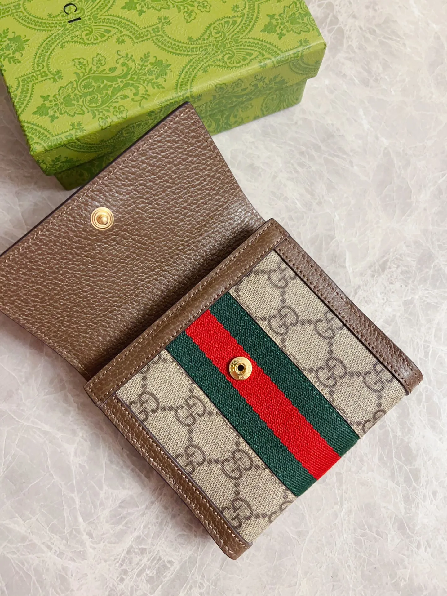 💰390 🇭🇺🇭🇺 The official website is synchronized with the new model! Ophidia series ~ short wallet, 🧤🧤 made of GG Supreme high-grade PVC fabric 🧤🧤 with iconic double G hardware marks, classic red and green webbing, exquisitely made! 🧤🧤Model number: 523173, size: W12xH11xD3cm, color: coffee